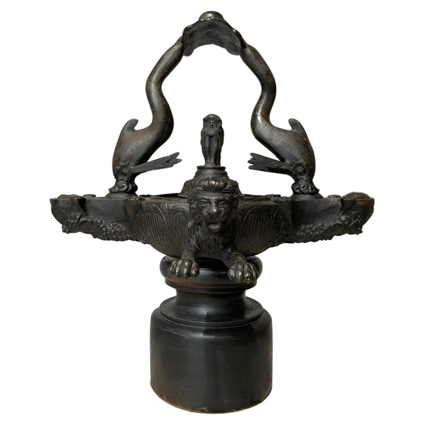 Lampe à huile anglaise Grand Tour en bronze romain du 19ème siècle avec dauphins et lions en vente