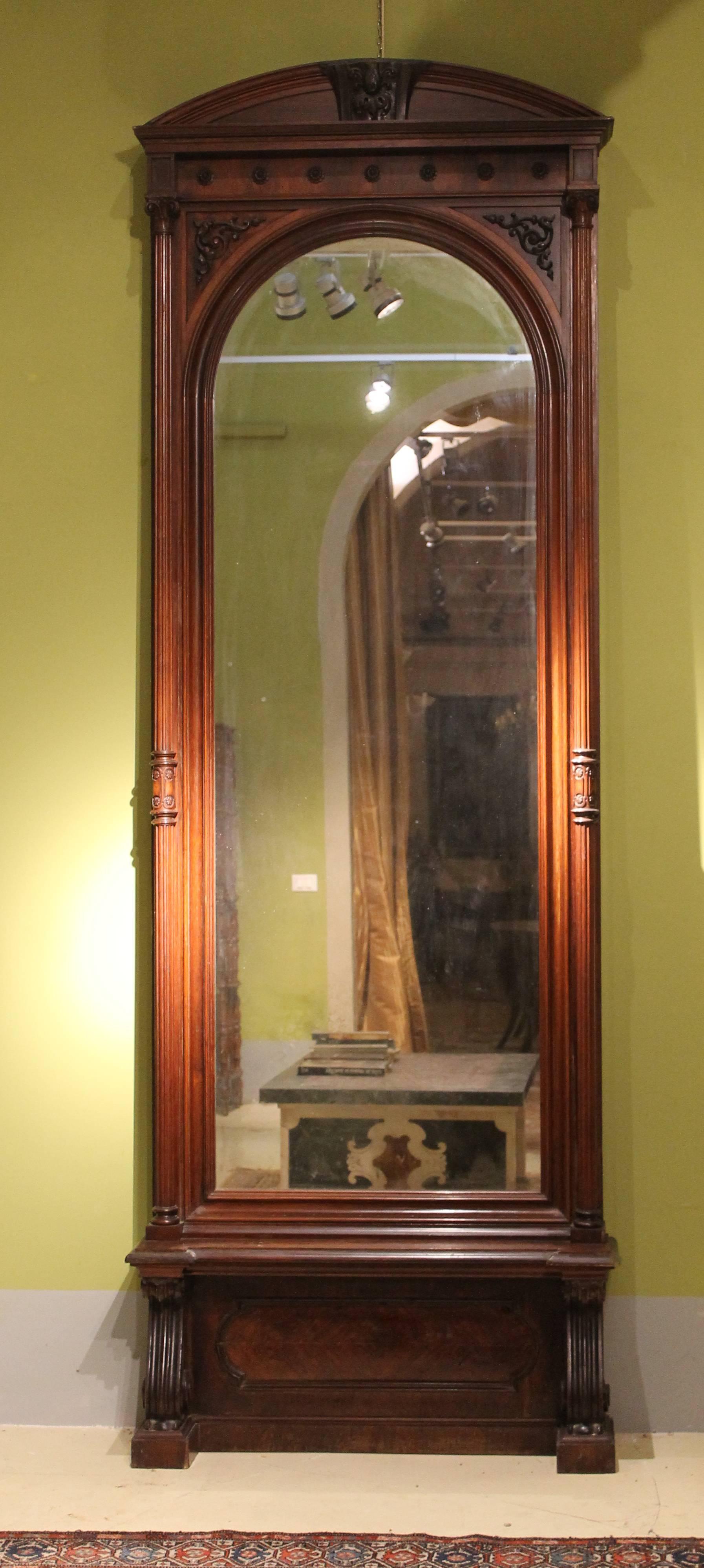 Miroir de sol de style néo-grec anglais du 19ème siècle en bois sculpté à la main, pleine longueur en vente 3