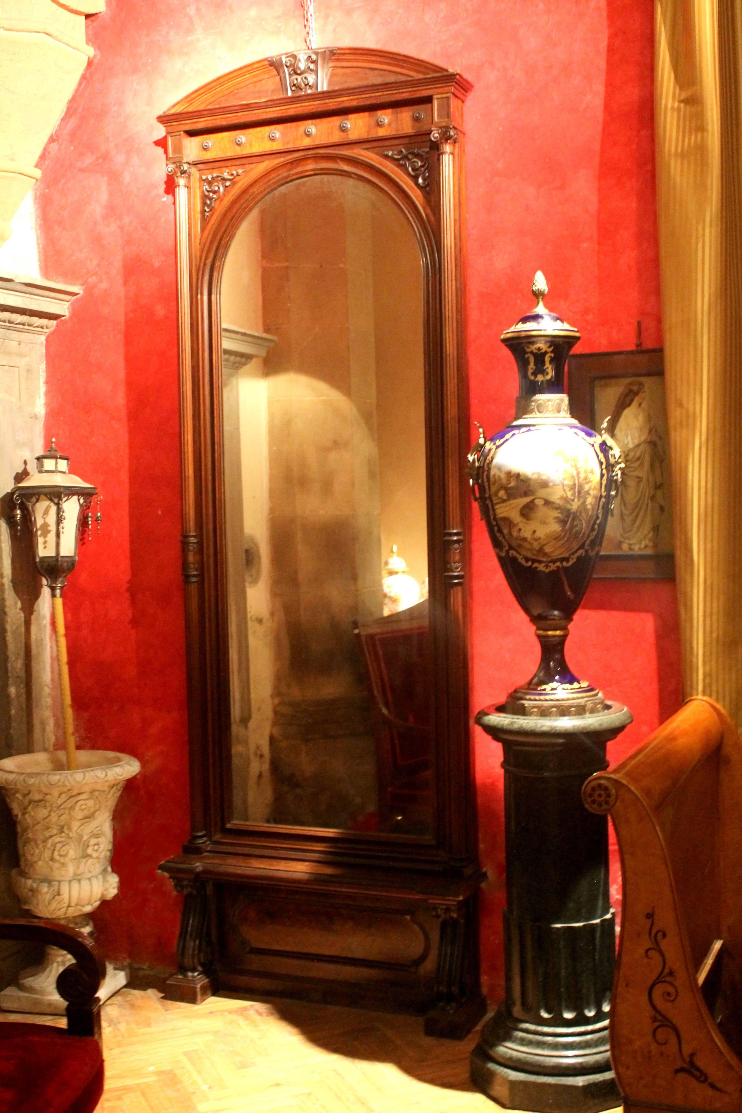Miroir de sol de style néo-grec anglais du 19ème siècle en bois sculpté à la main, pleine longueur en vente 2