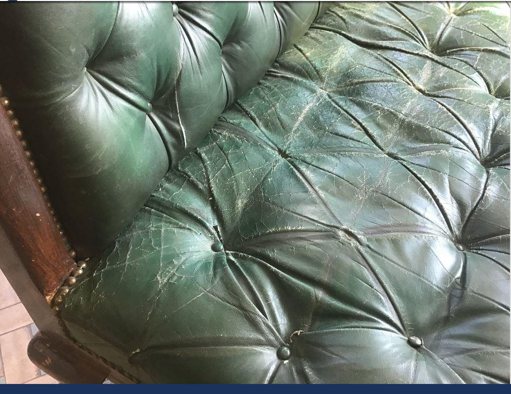 19th Century English Green Leather Capitone Asymmetric Sofa. 1890s im Angebot 3