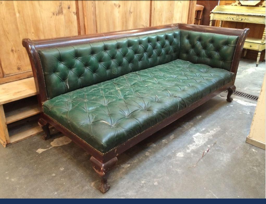 19th Century English Green Leather Capitone Asymmetric Sofa with Wooden Structure. 1890s