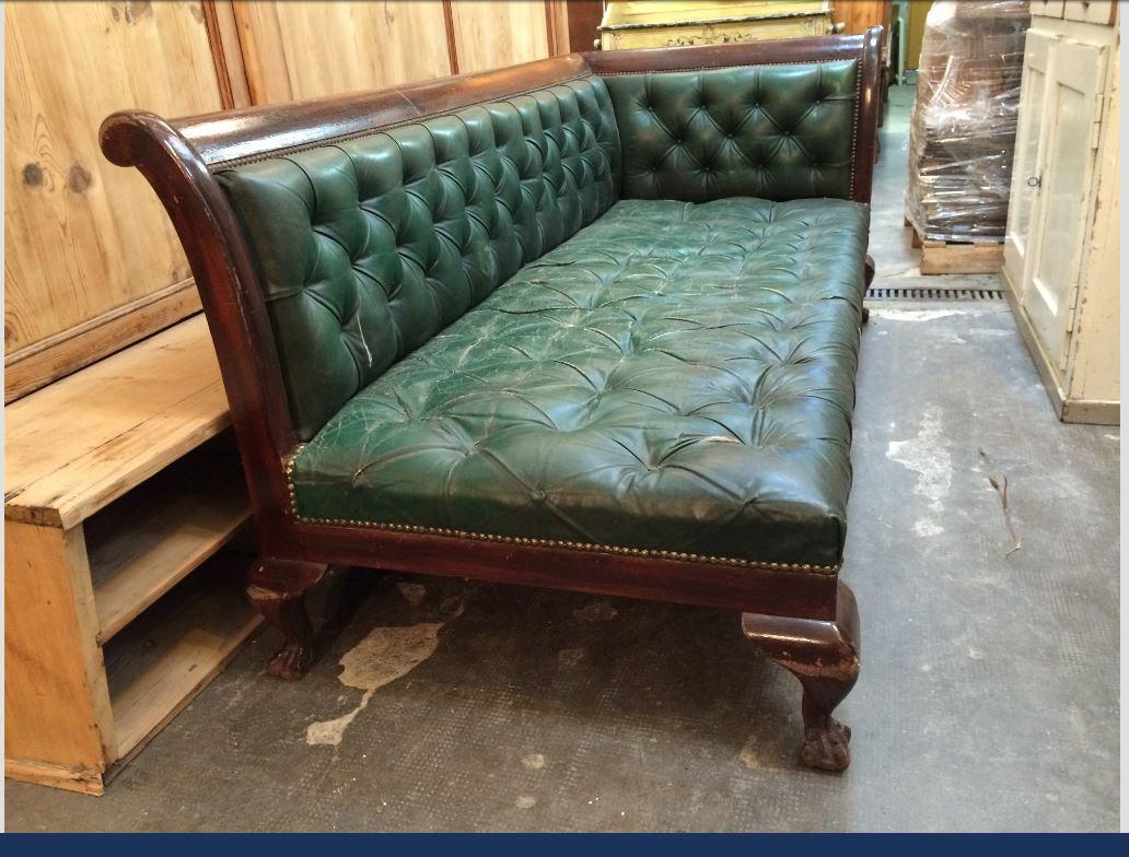 19th Century English Green Leather Capitone Asymmetric Sofa. 1890s (Viktorianisch) im Angebot