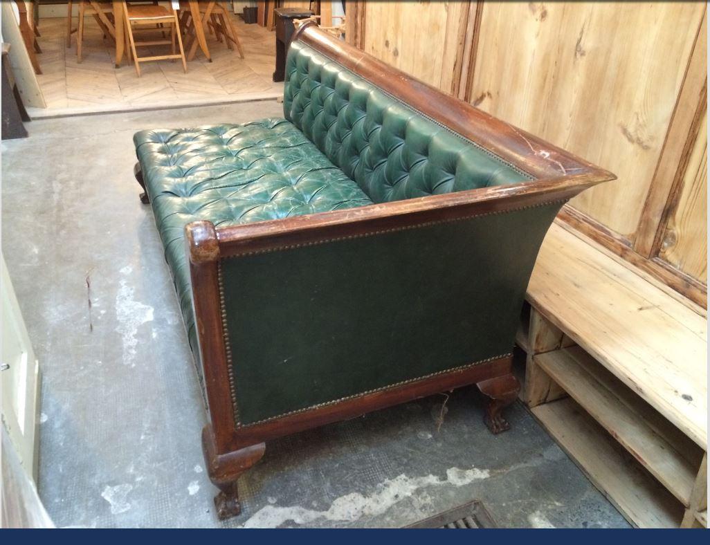 19th Century English Green Leather Capitone Asymmetric Sofa. 1890s (Englisch) im Angebot