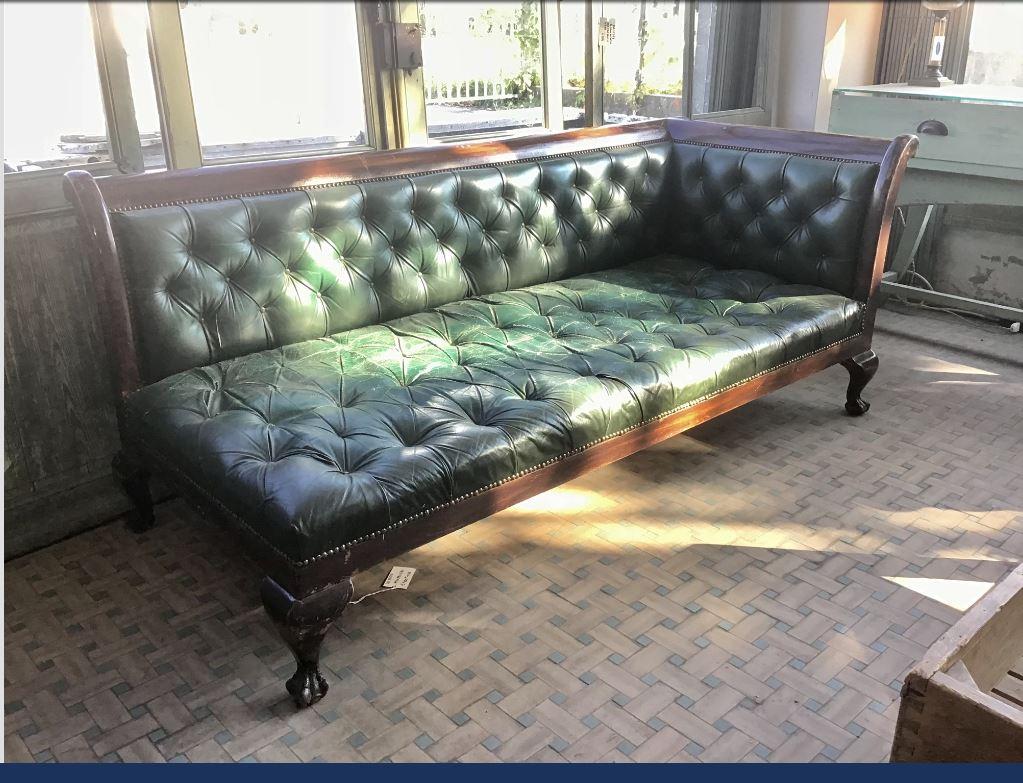 19th Century English Green Leather Capitone Asymmetric Sofa. 1890s im Zustand „Gut“ im Angebot in Florence, IT