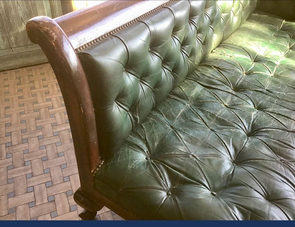 19th Century English Green Leather Capitone Asymmetric Sofa. 1890s im Angebot 2