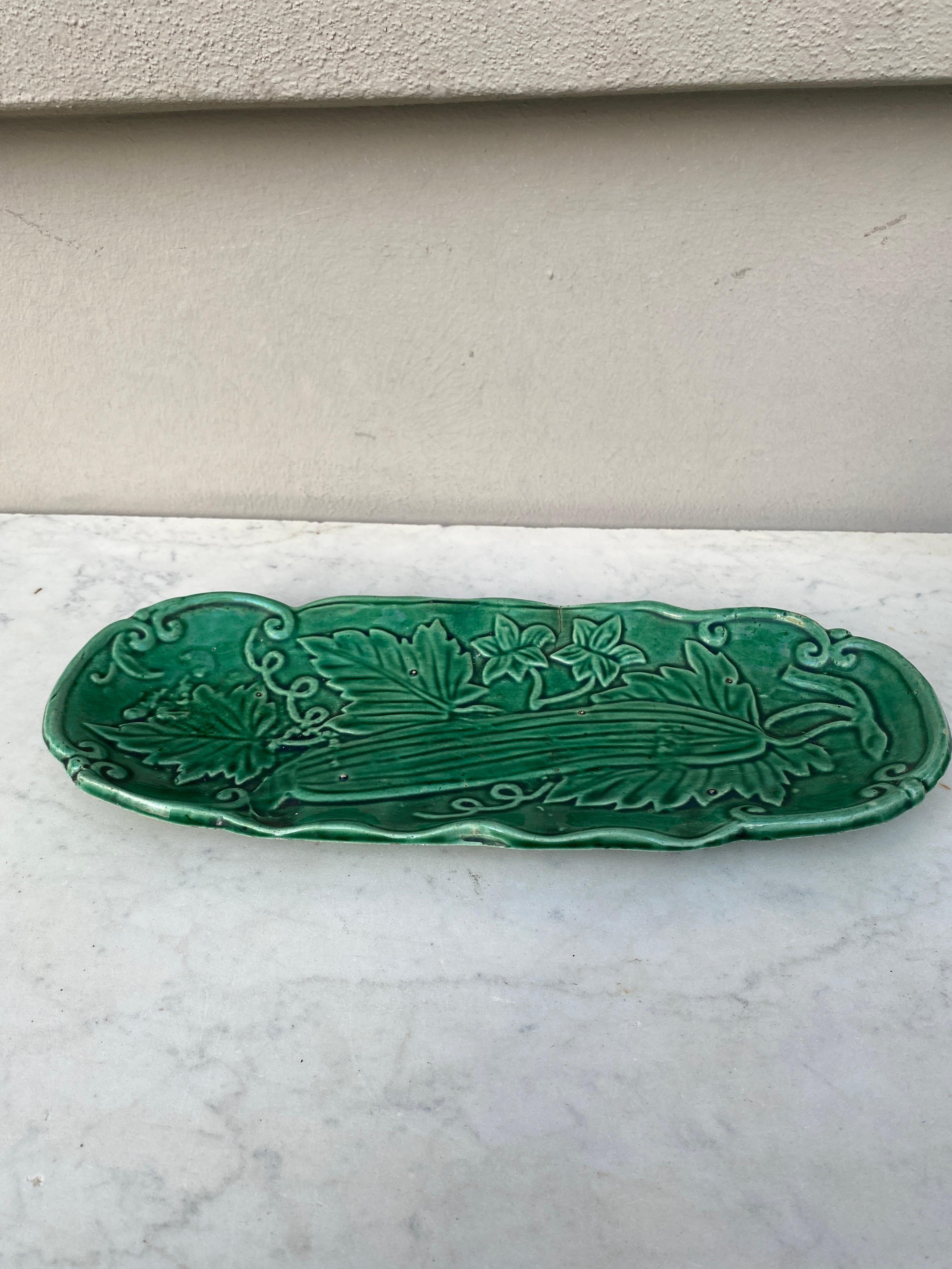 Country 19th Century English Green Majolica Cucumber Platter For Sale