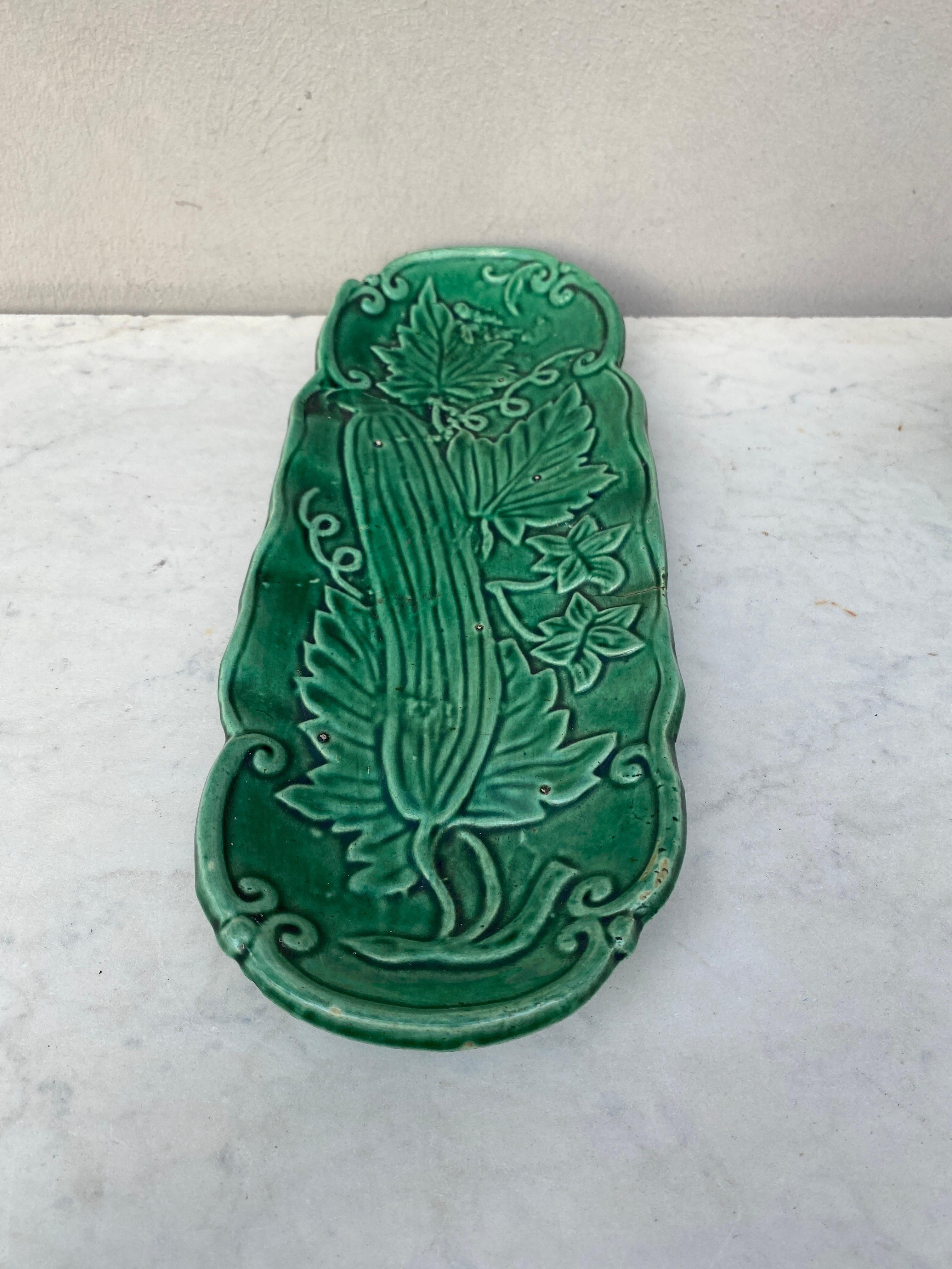 19th Century English Green Majolica Cucumber Platter In Good Condition For Sale In Austin, TX