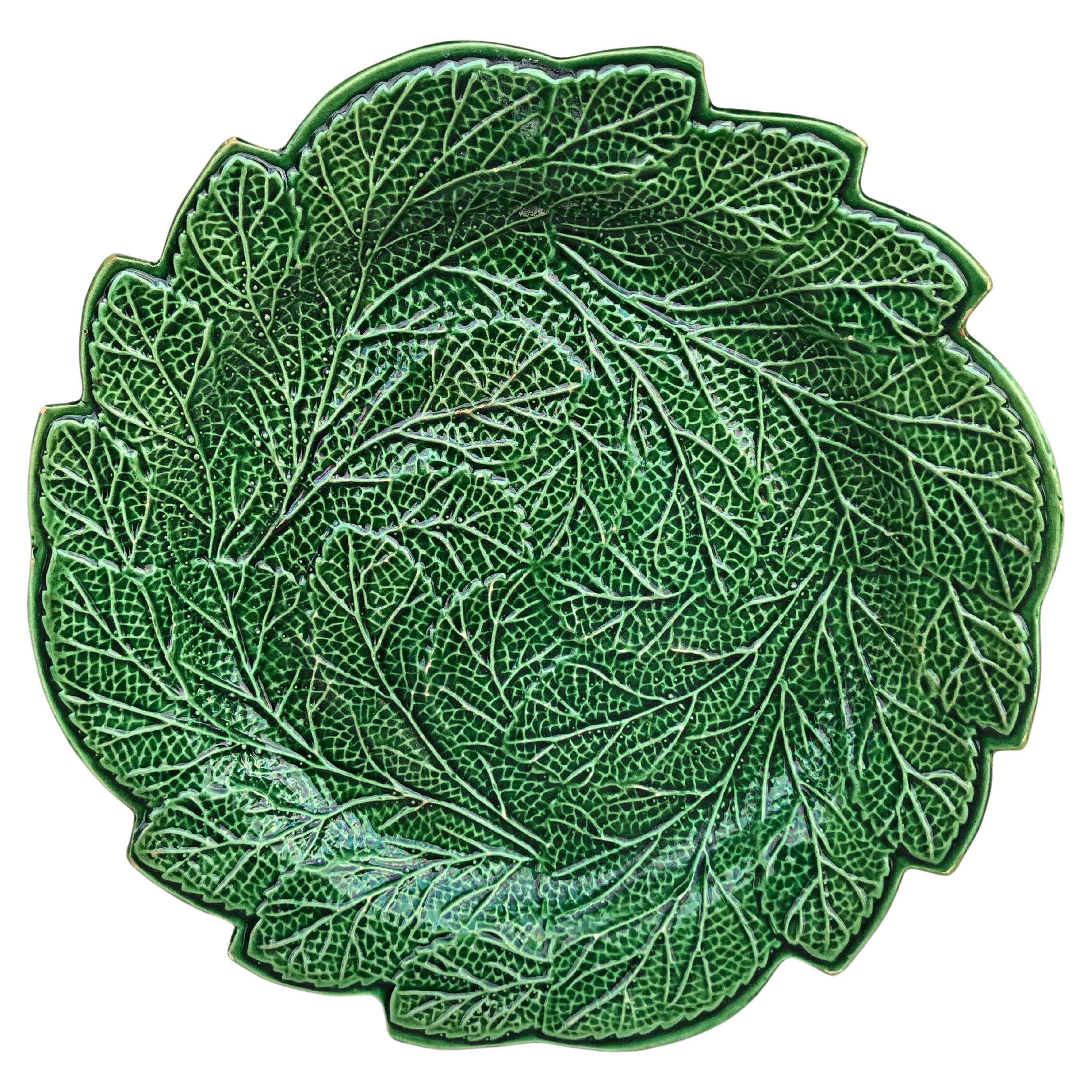 Assiette à feuilles en majolique verte anglaise du 19e siècle Brameld en vente