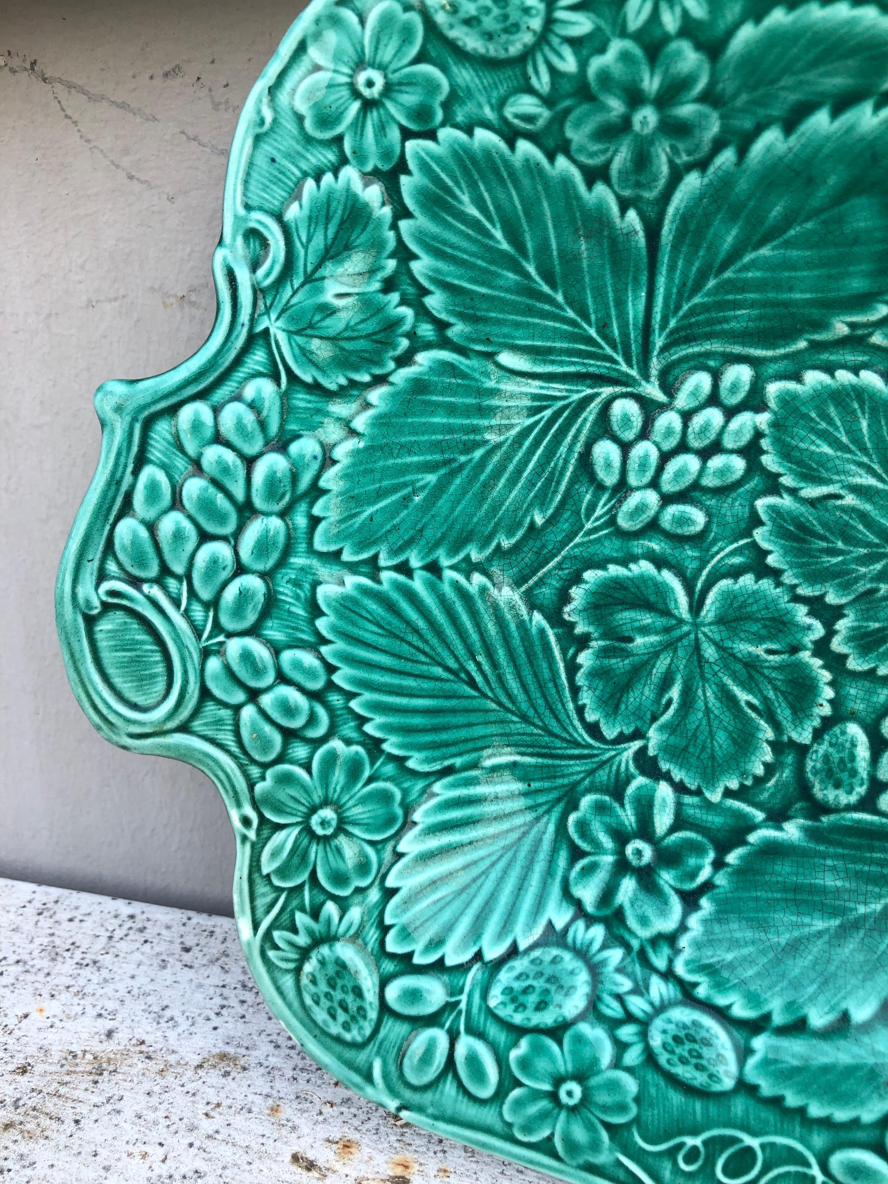 19th Century English Green Majolica Strawberry Platter In Good Condition For Sale In Austin, TX