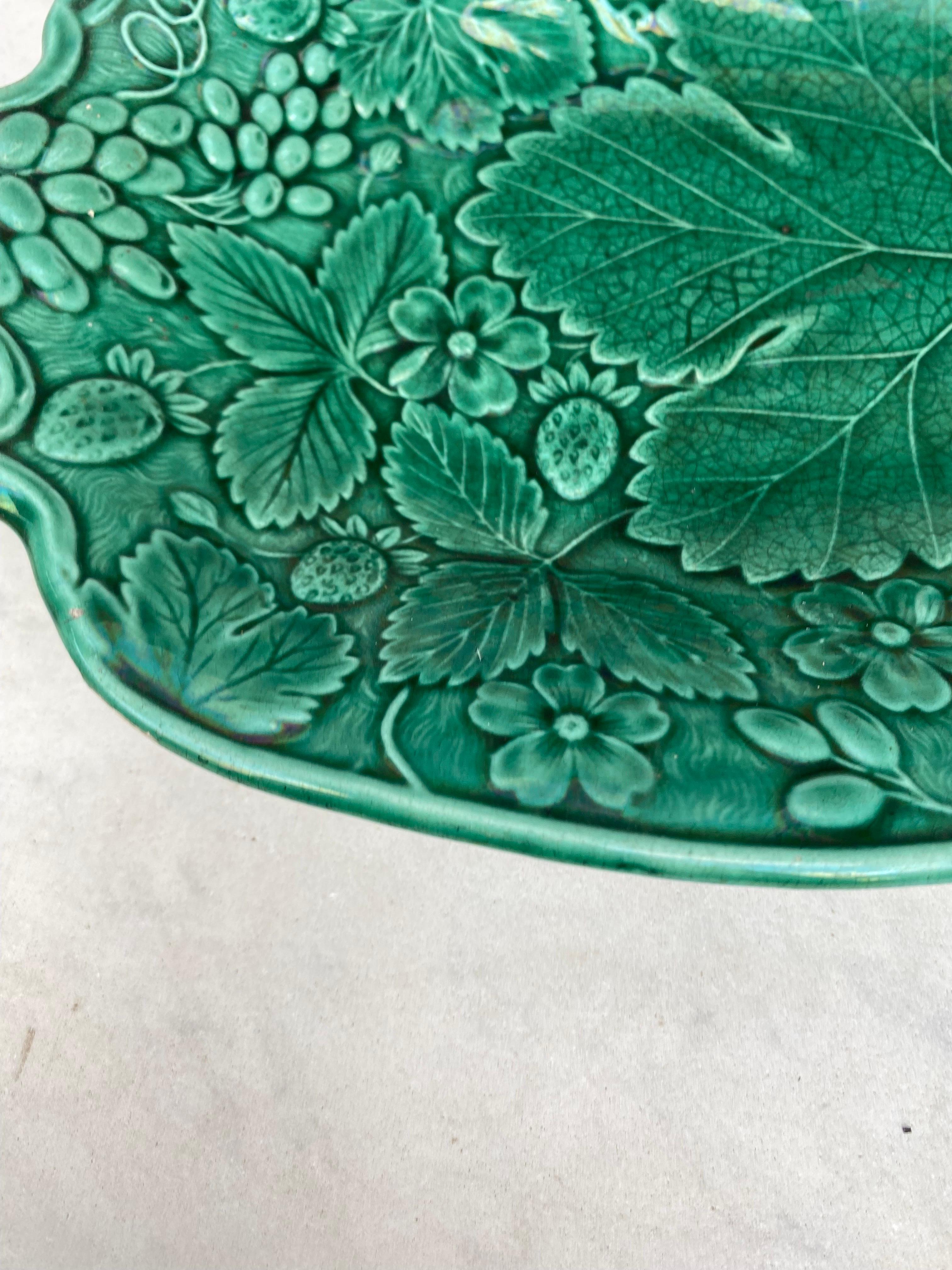 Victorian 19th Century English Green Majolica Strawberry Platter For Sale