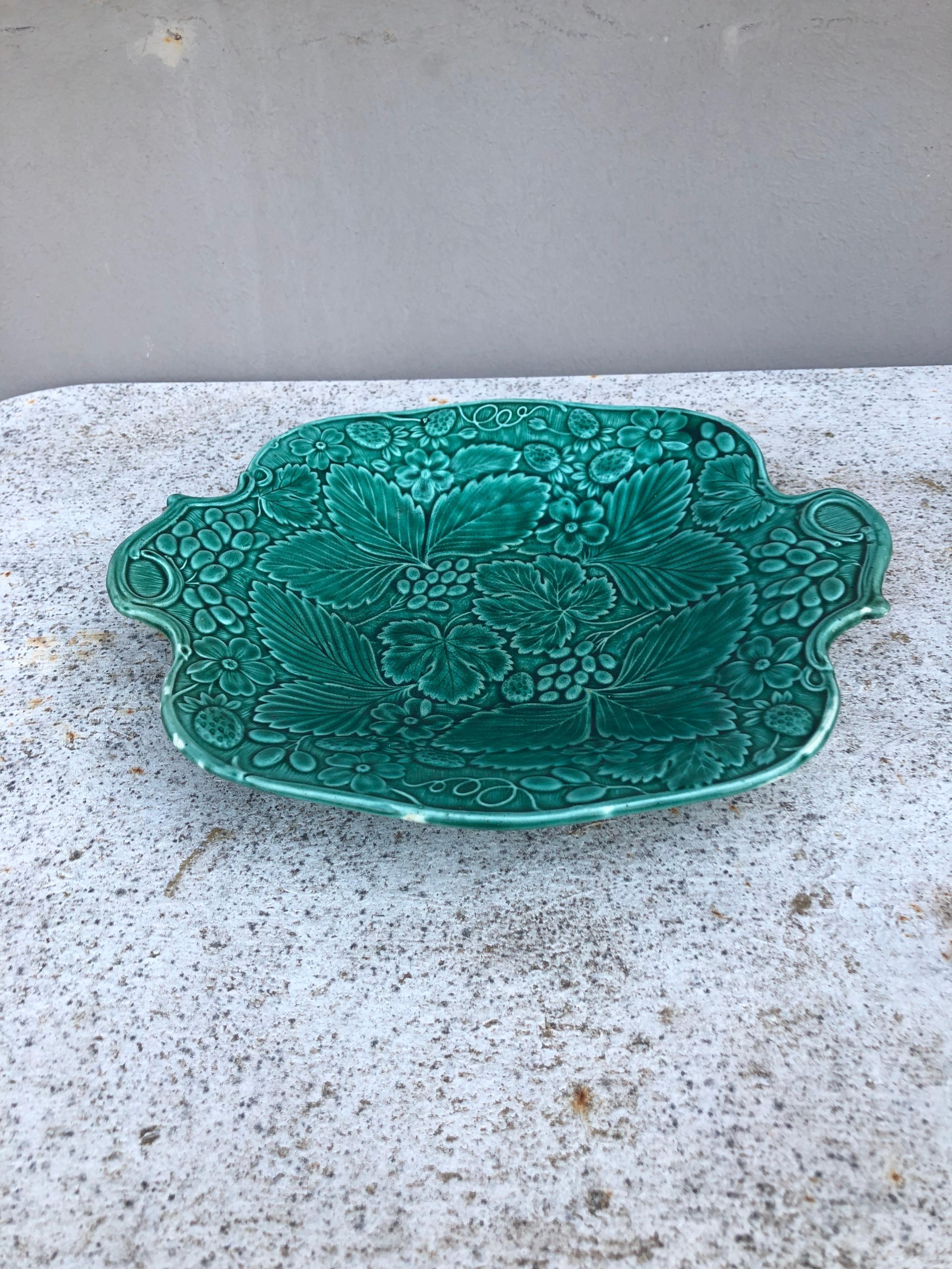 Late 19th Century 19th Century English Green Majolica Strawberry Platter For Sale