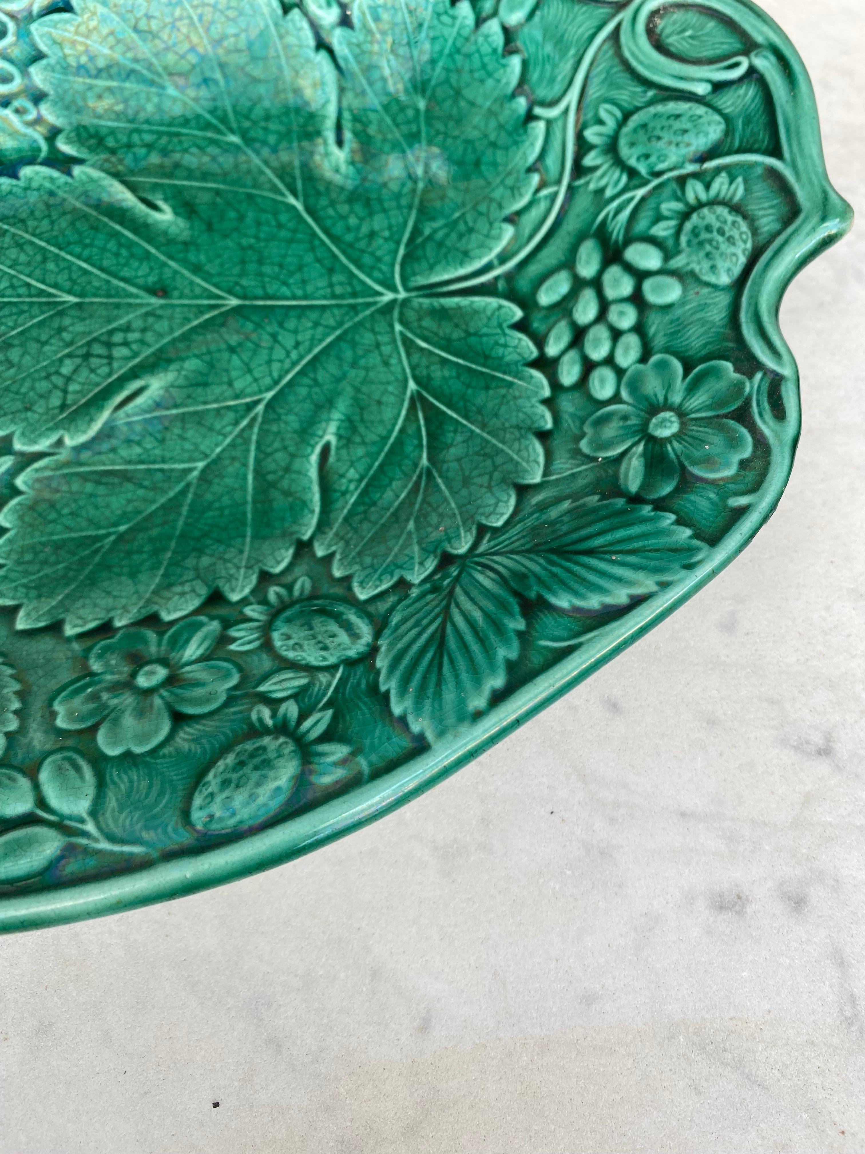 19th Century English Green Majolica Strawberry Platter In Good Condition For Sale In Austin, TX
