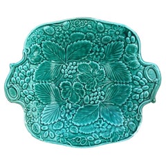 Piatto di fragole in maiolica verde inglese del XIX secolo