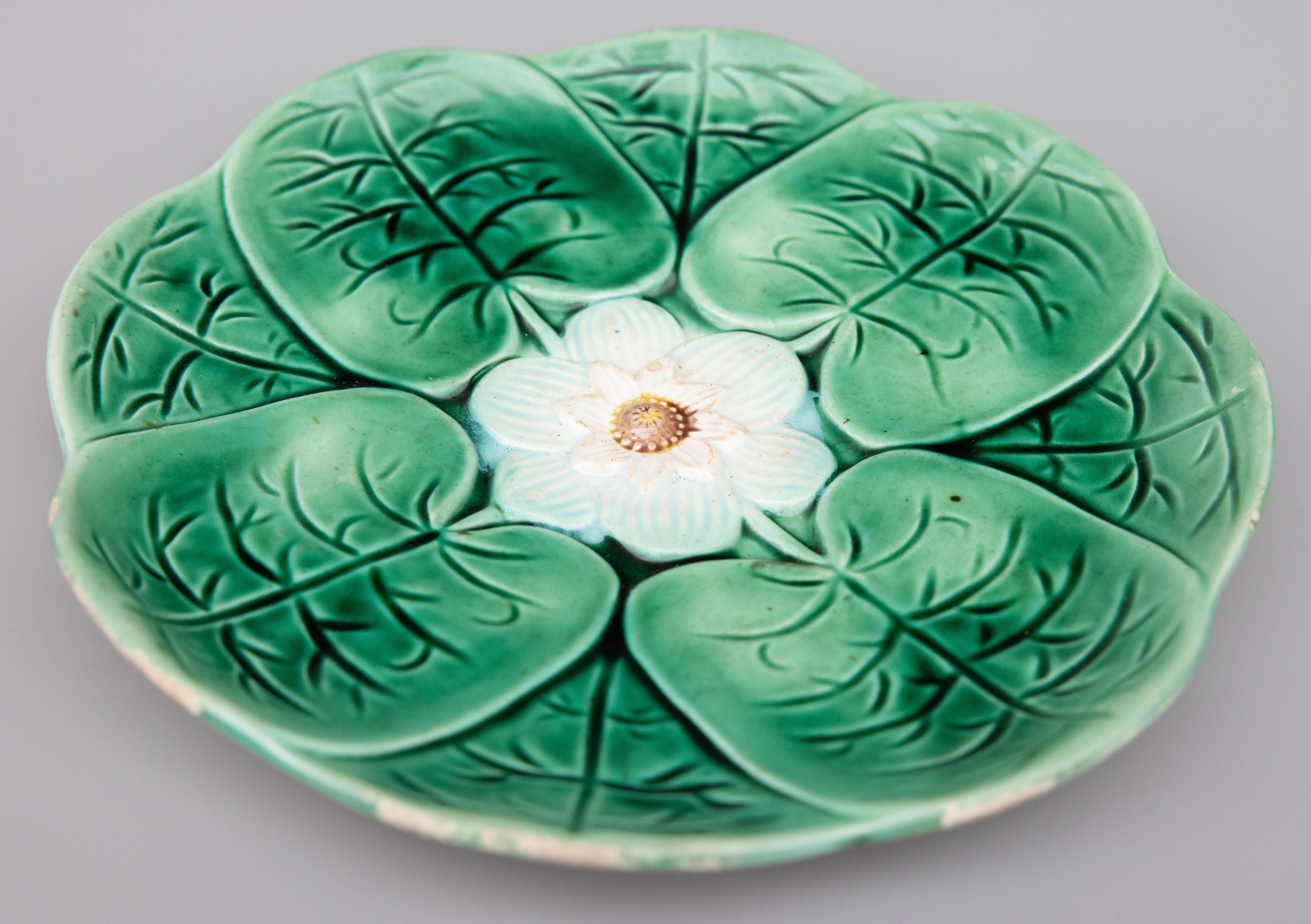 19th Century English Green Majolica Water Lily Lotus Plate In Good Condition In Pearland, TX