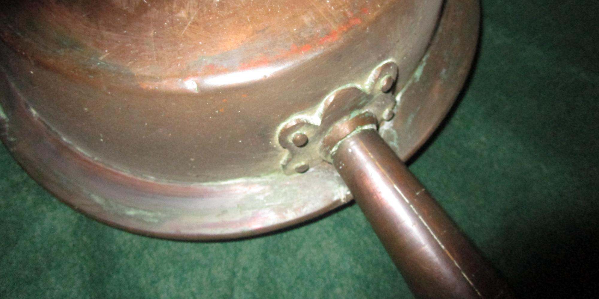 19th Century English Hammered Copper Bed Warmer In Good Condition For Sale In Savannah, GA