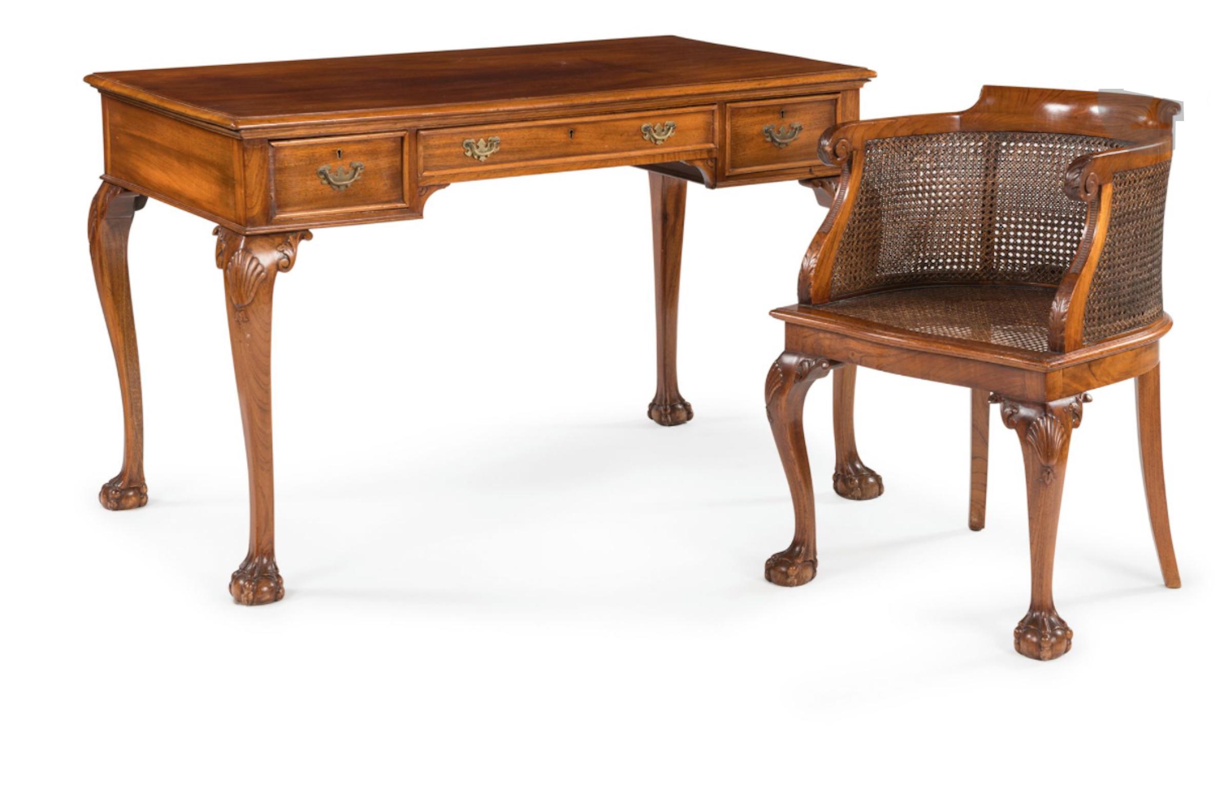 Handgeschnitzter Schreibtisch aus Nussbaumholz des 19. Jahrhunderts, der auf Löwentatzen ruht, mit drei Schubladen auf der Vorderseite und einem passenden Sessel mit Rohrgeflecht.
Sehr guter Originalzustand ohne jemals vorgenommene