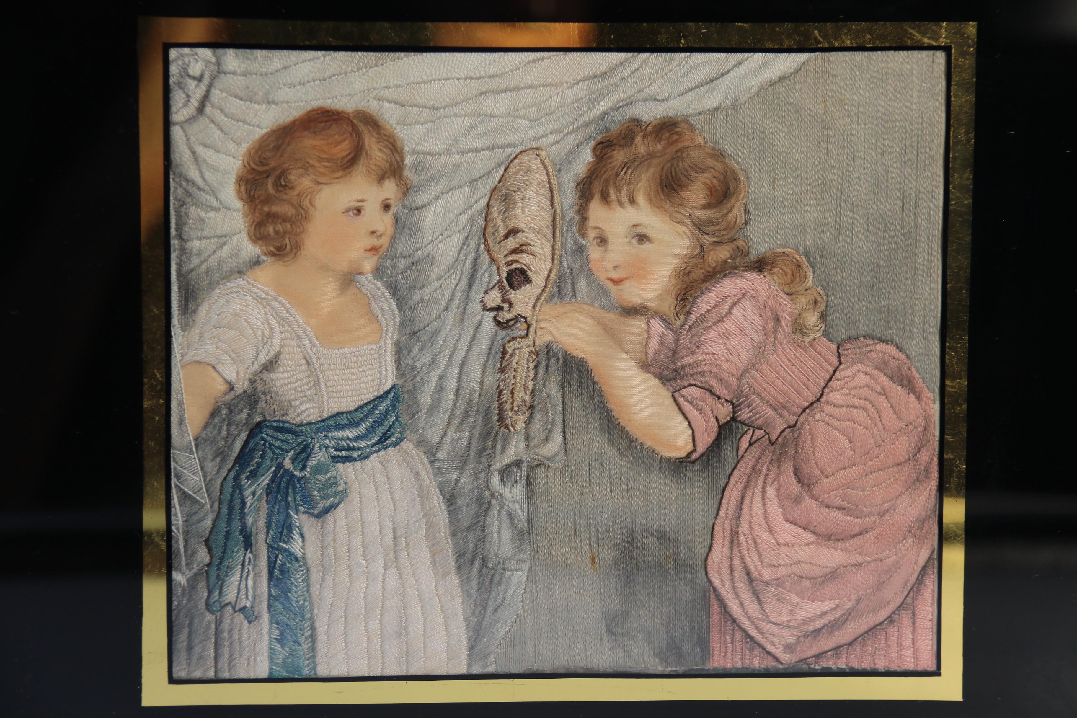 Eine außergewöhnliche Qualität frühen 19. Jahrhundert handgemalten Seide Handarbeit Bild von zwei Mädchen spielen mit einer Maske.

Dieses sehr hochwertige, handgemalte Bild aus dem frühen 19. Jahrhundert mit Seidenmalerei ist ein sehr schönes