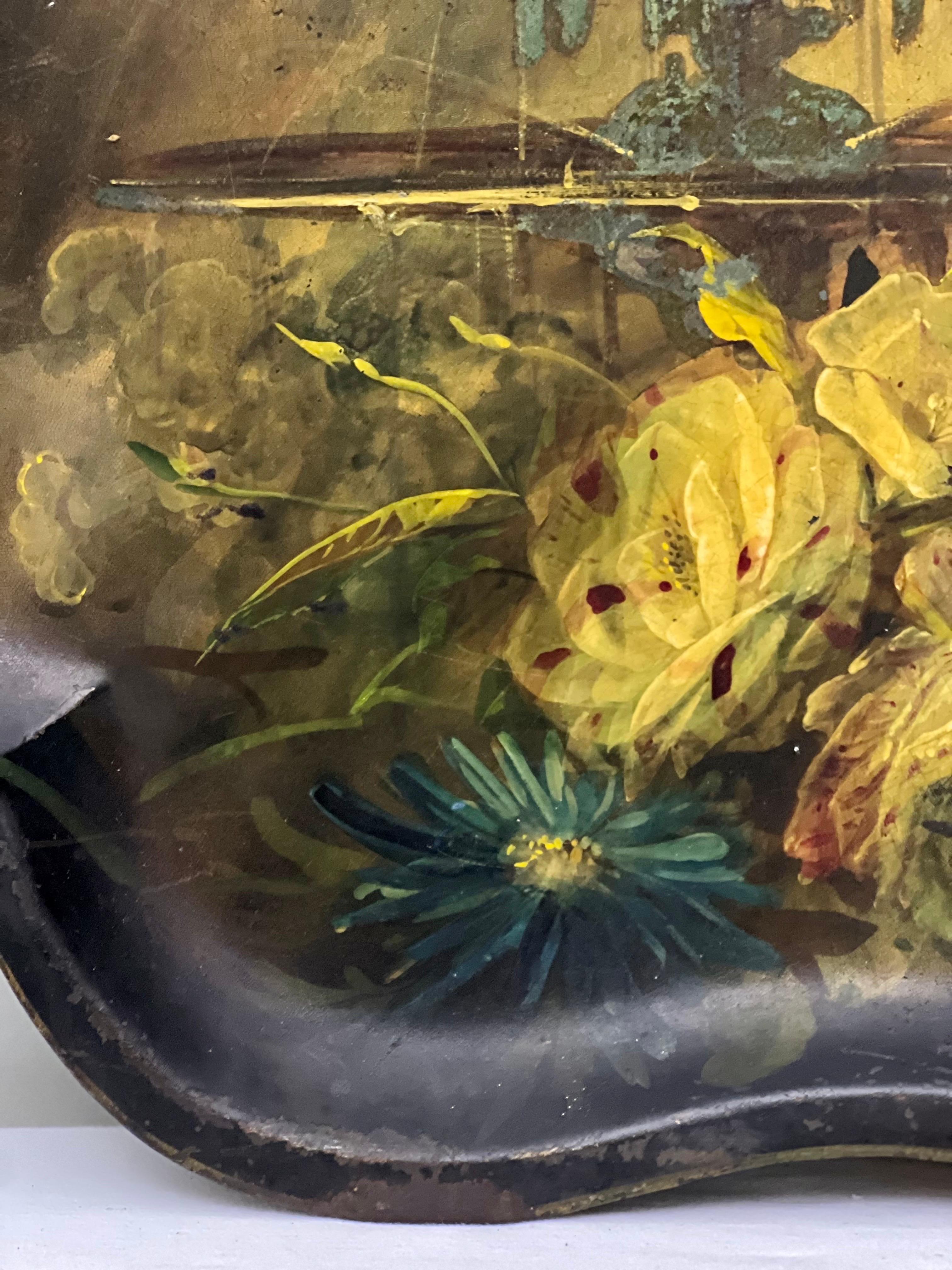Bandeja inglesa del siglo XIX pintada a mano en estilo Chinoiserie con pavo real en venta 3