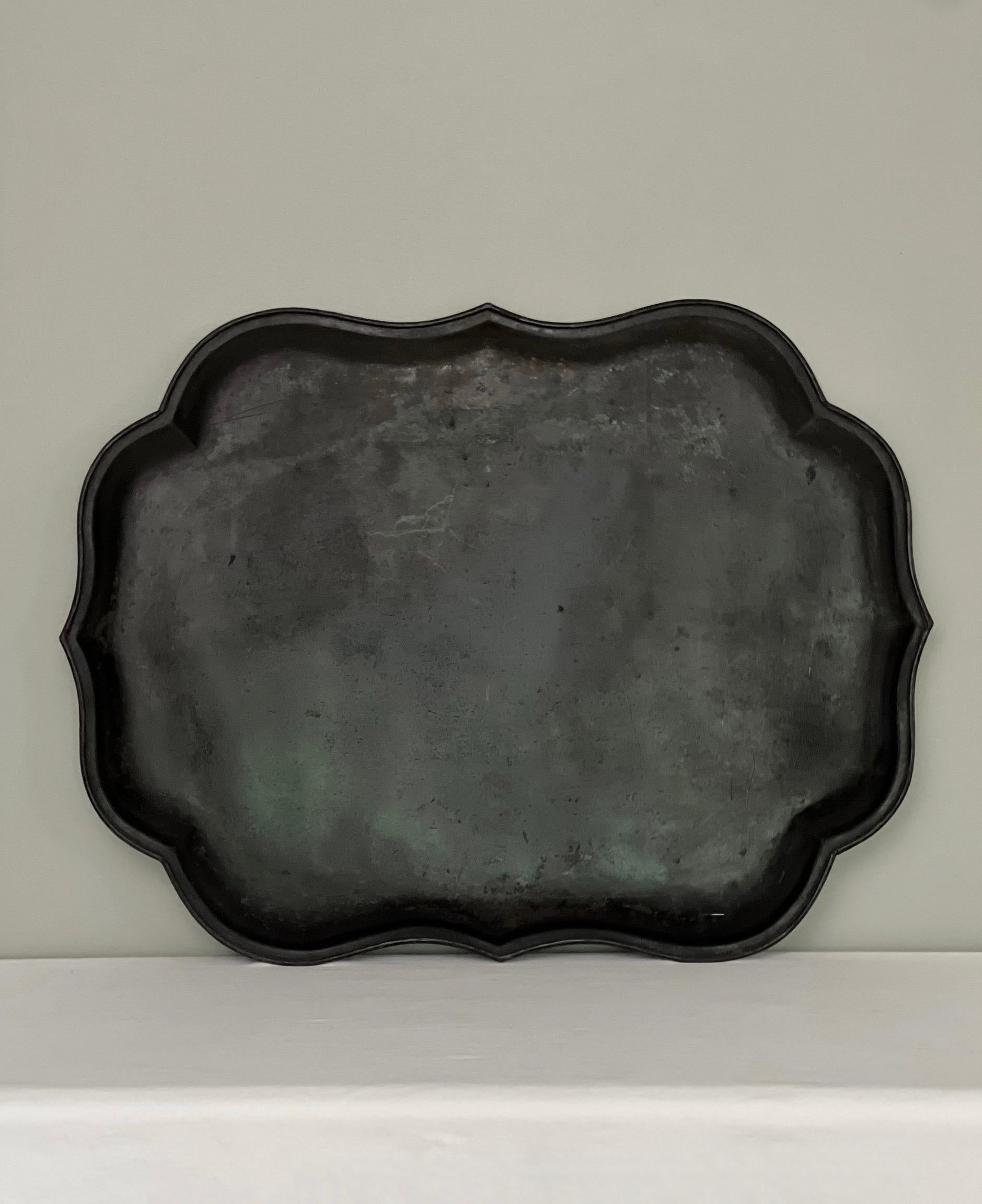 Bandeja inglesa del siglo XIX pintada a mano en estilo Chinoiserie con pavo real en venta 5
