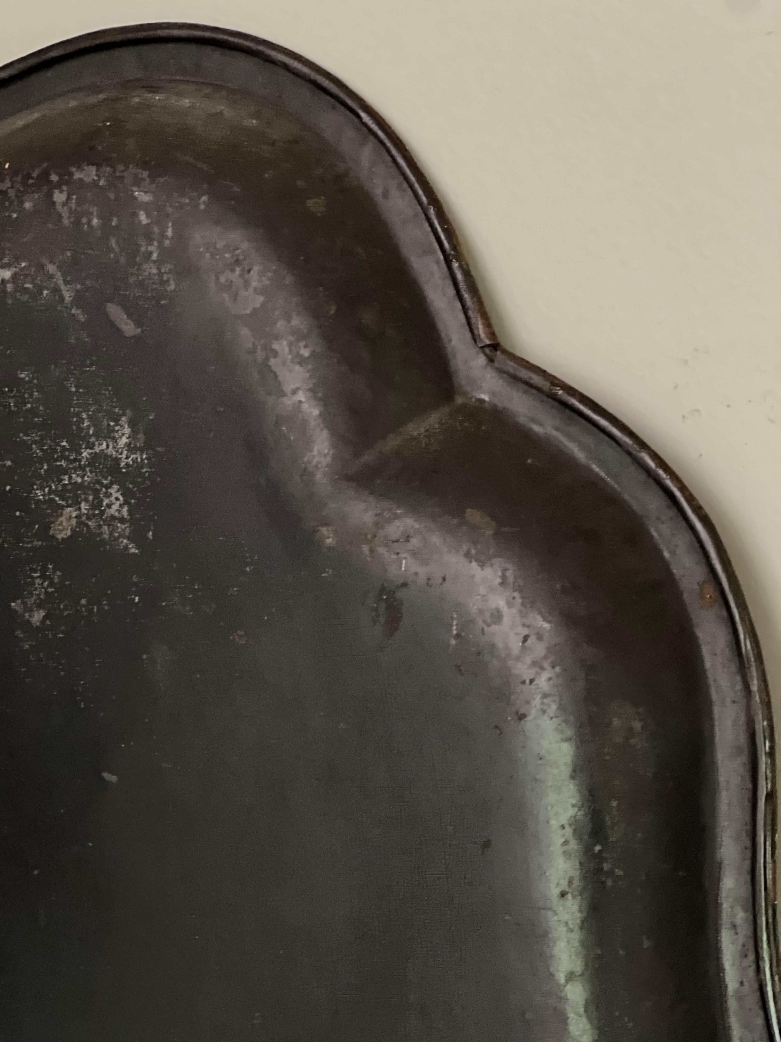 Bandeja inglesa del siglo XIX pintada a mano en estilo Chinoiserie con pavo real en venta 6