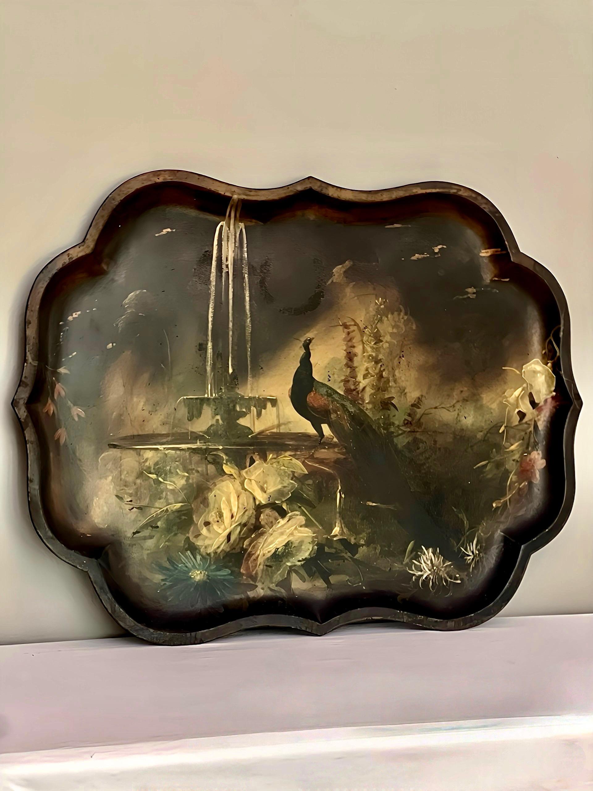 Bandeja inglesa del siglo XIX pintada a mano en estilo Chinoiserie con pavo real Victoriano en venta