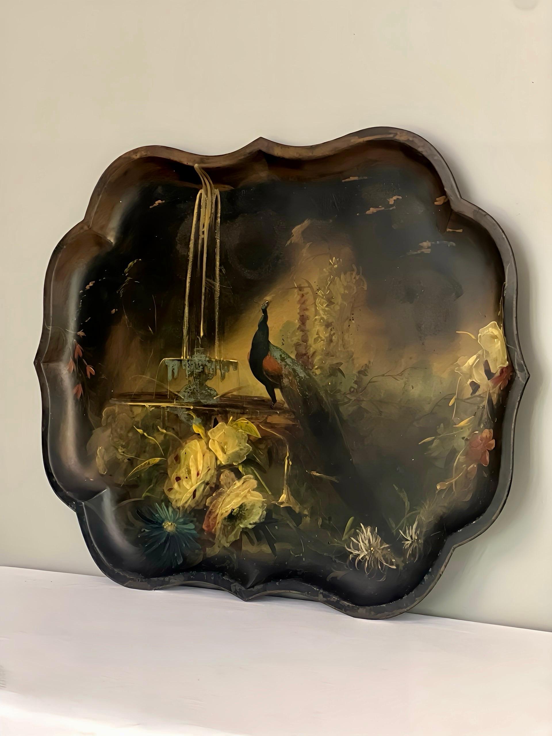 Bandeja inglesa del siglo XIX pintada a mano en estilo Chinoiserie con pavo real Inglés en venta