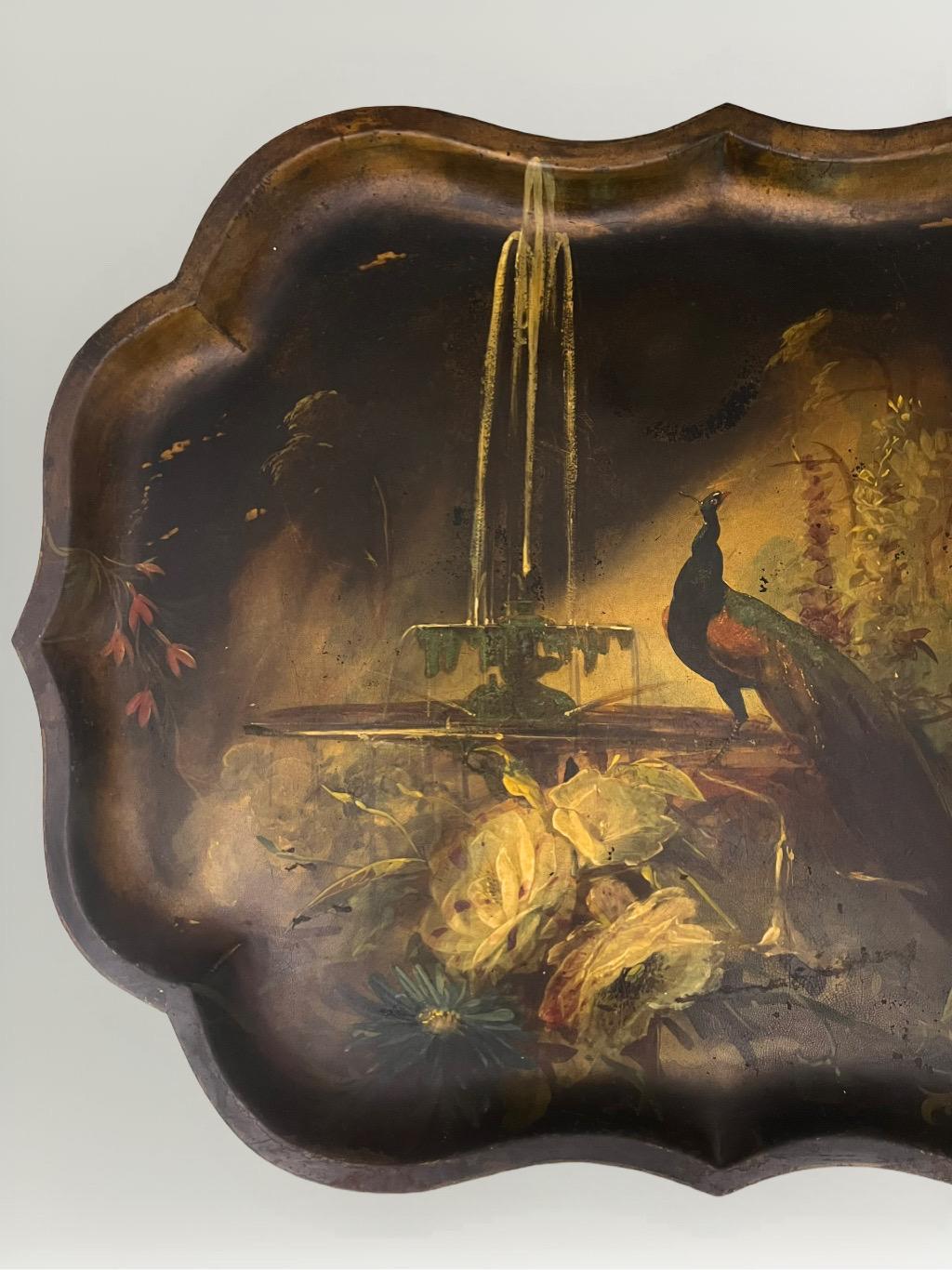 Bandeja inglesa del siglo XIX pintada a mano en estilo Chinoiserie con pavo real Pintado a mano en venta