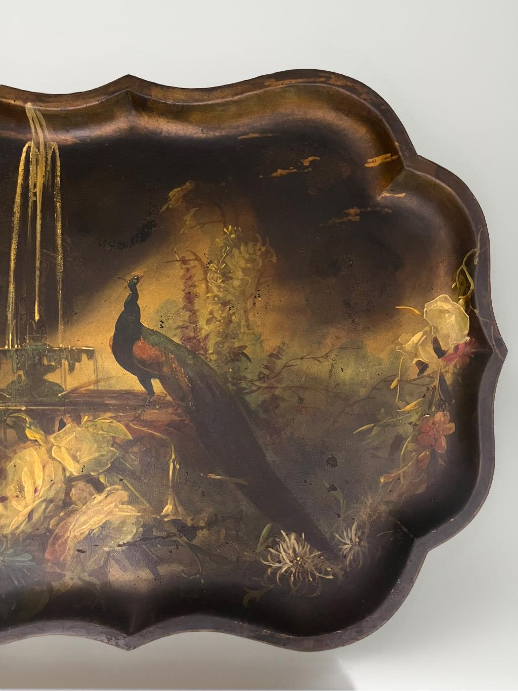 Bandeja inglesa del siglo XIX pintada a mano en estilo Chinoiserie con pavo real en Bueno estado para la venta en Doylestown, PA