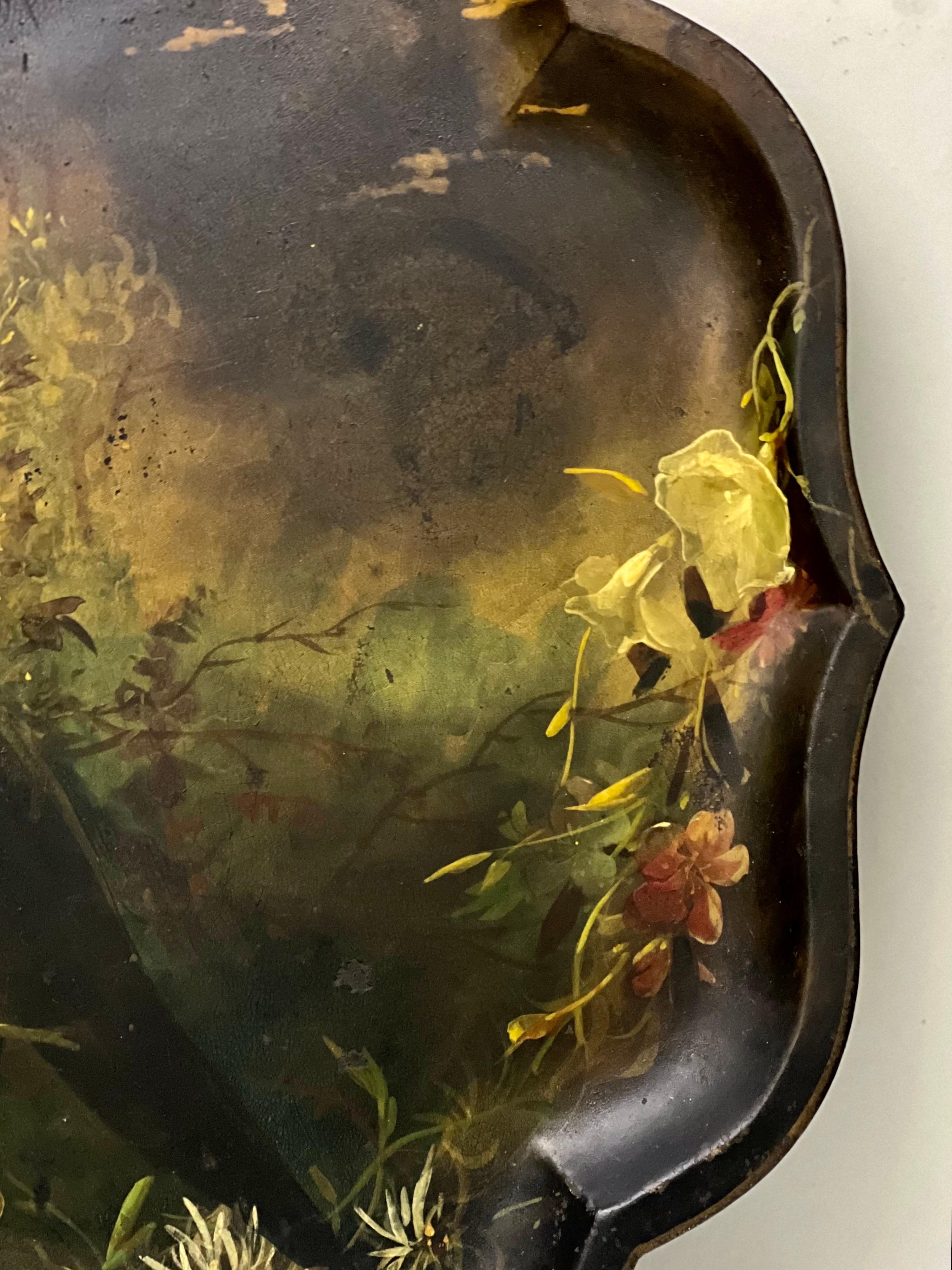 Bandeja inglesa del siglo XIX pintada a mano en estilo Chinoiserie con pavo real en venta 2