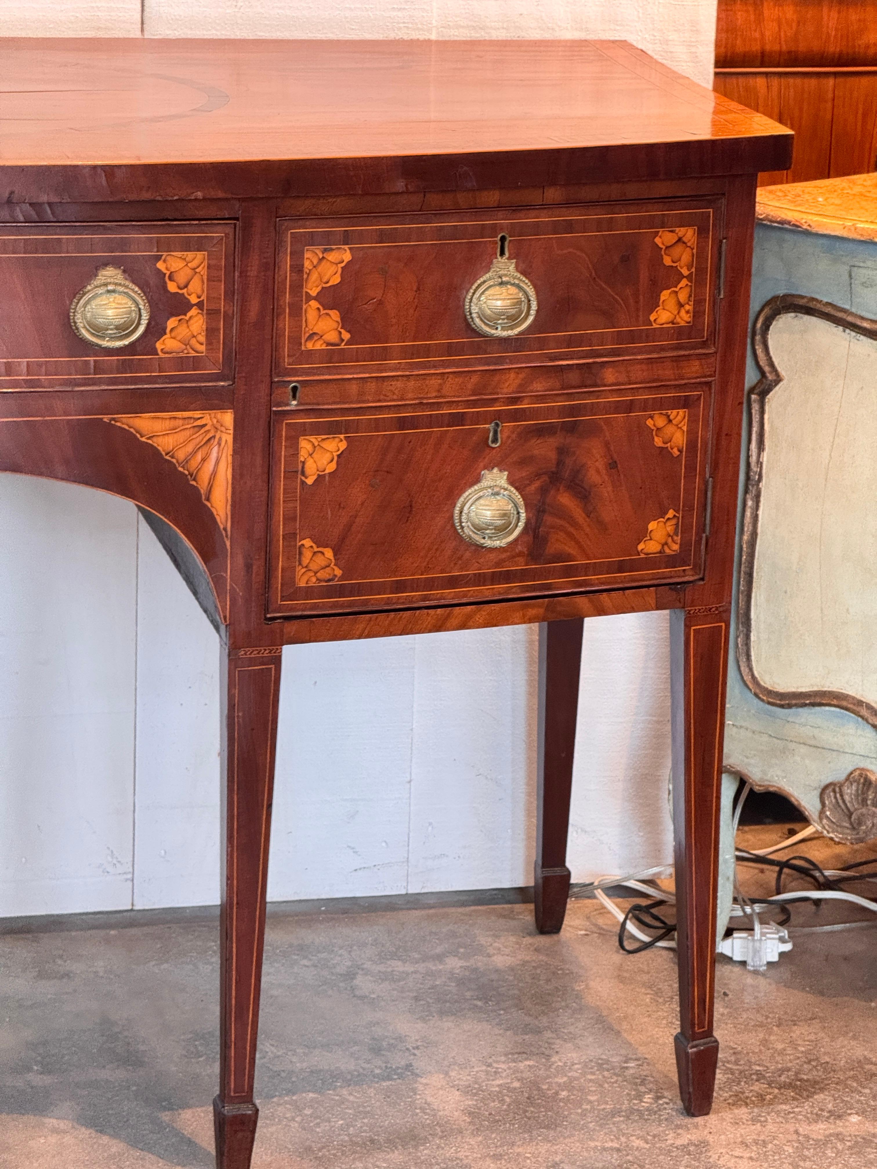 Credenza inglese Hepplewhite intarsiata del XIX secolo In condizioni buone in vendita a Charlottesville, VA