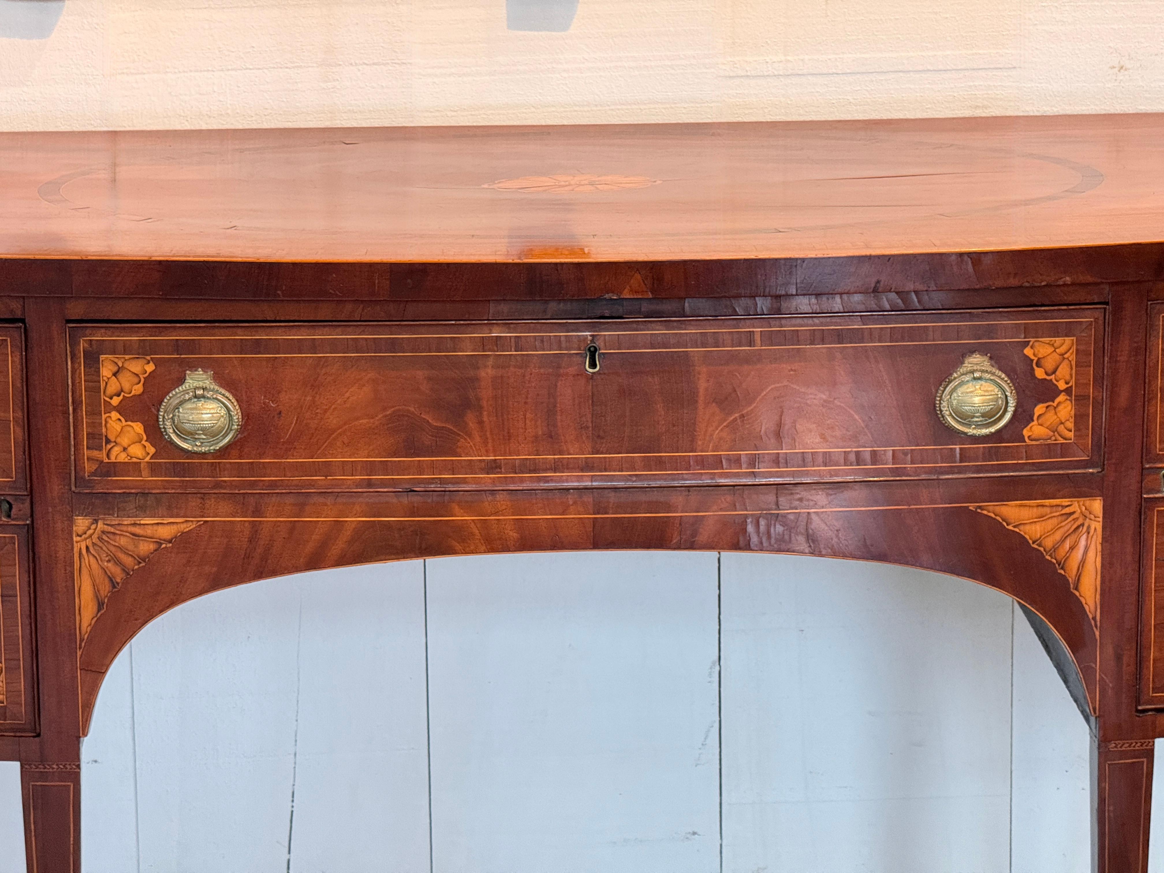 Legno Credenza inglese Hepplewhite intarsiata del XIX secolo in vendita