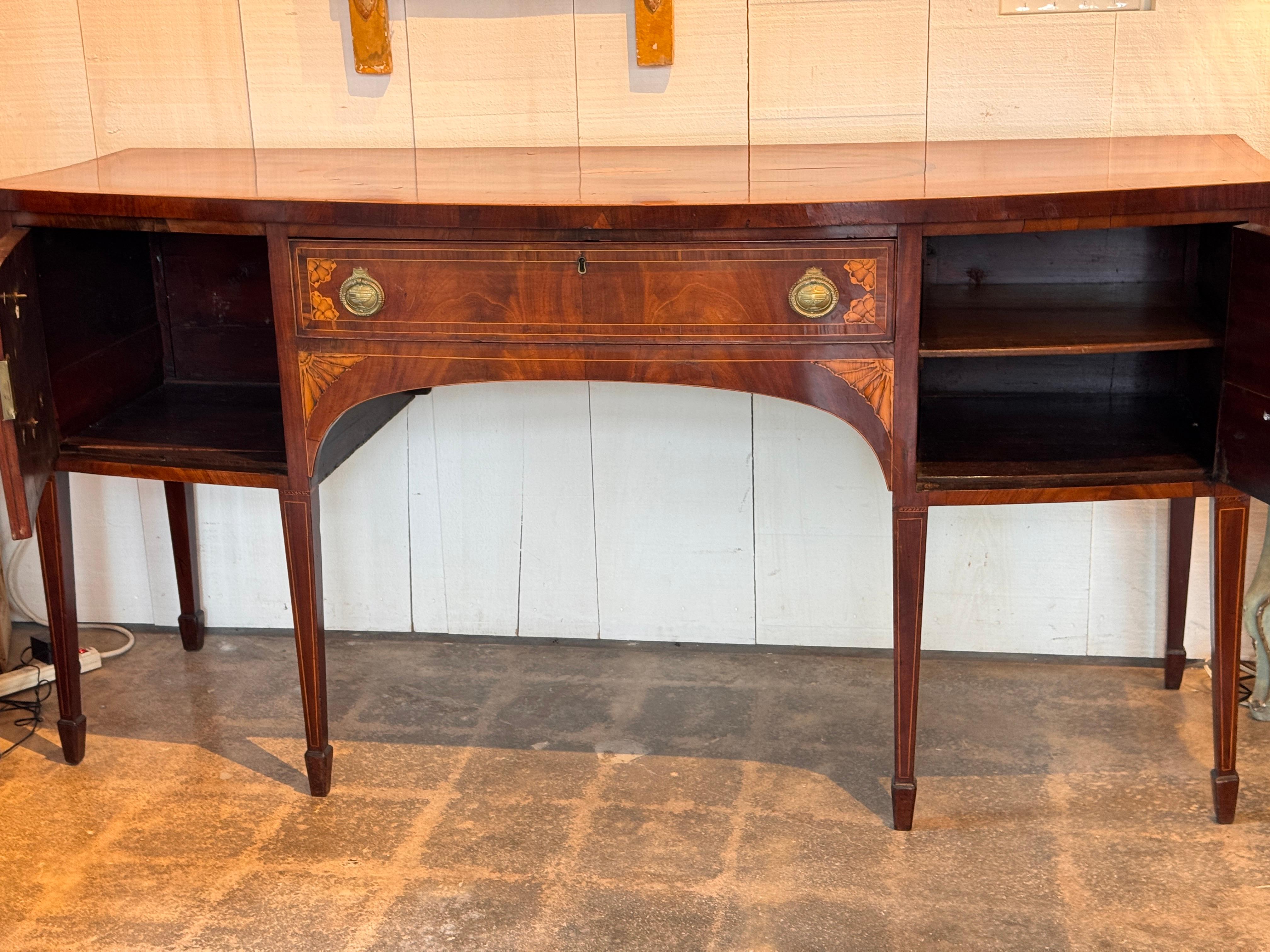 Credenza inglese Hepplewhite intarsiata del XIX secolo in vendita 2