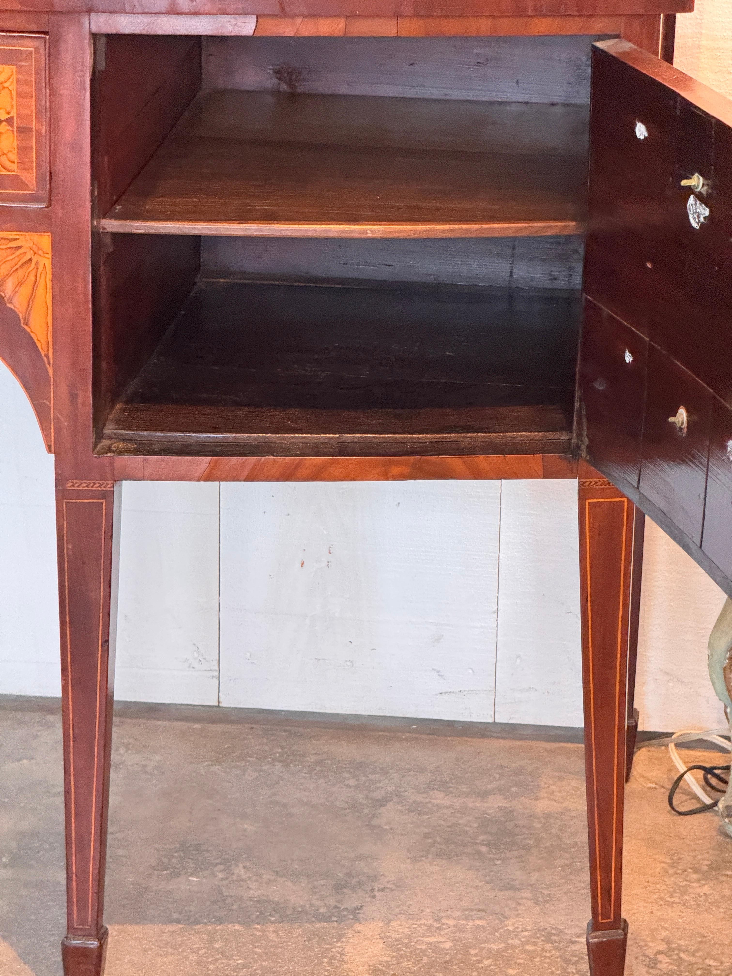 Credenza inglese Hepplewhite intarsiata del XIX secolo in vendita 3