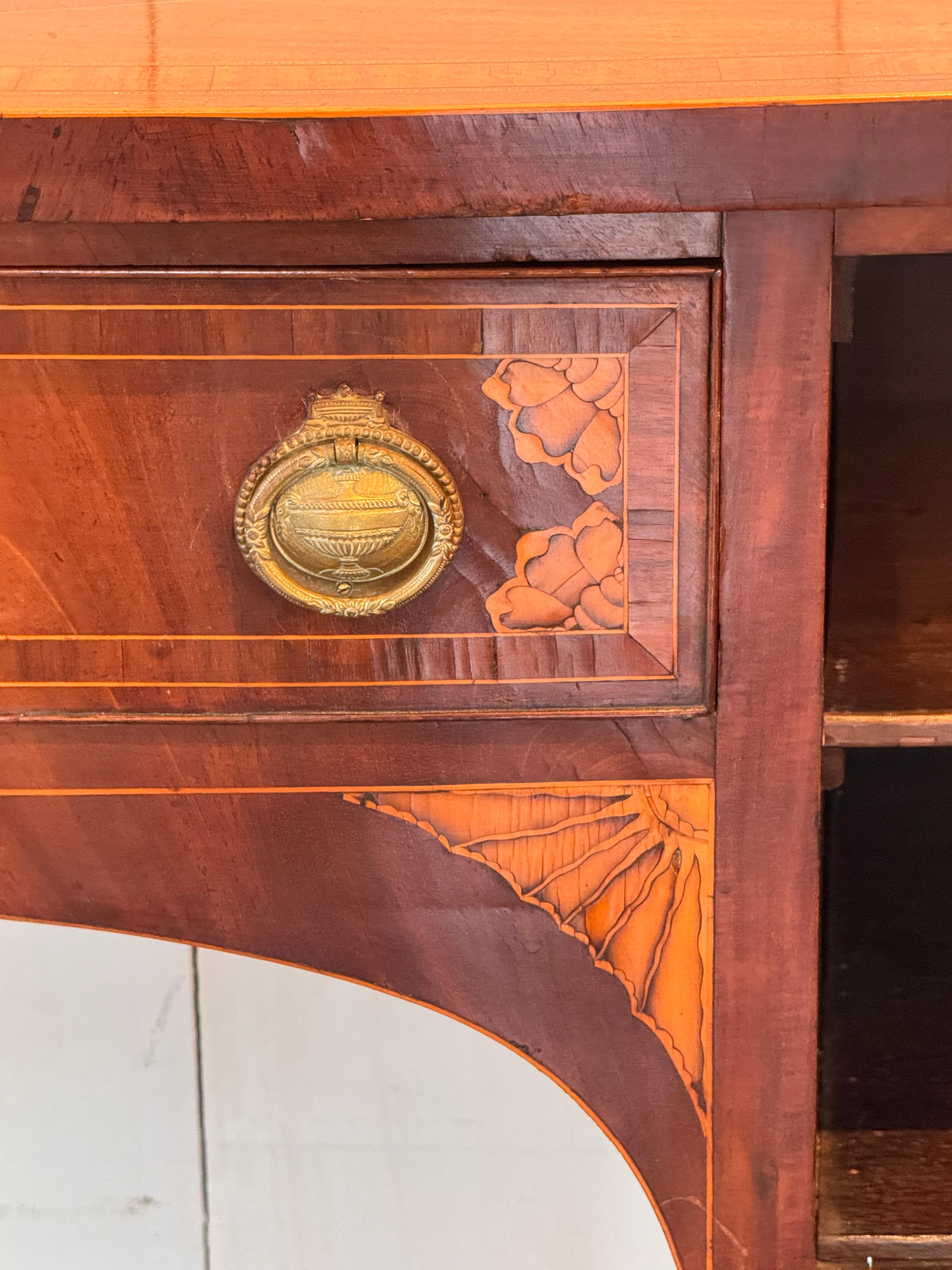 Credenza inglese Hepplewhite intarsiata del XIX secolo in vendita 4