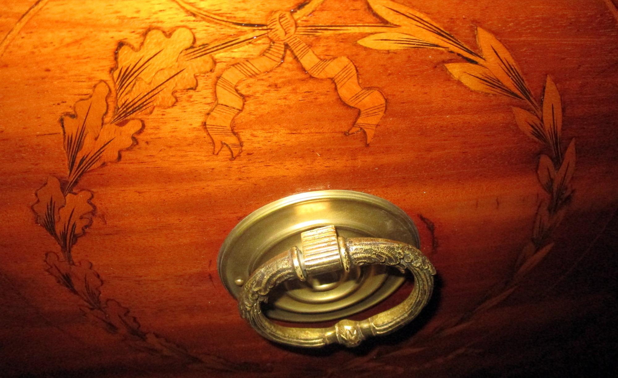 Englischer Hepplewhite-Mahagoni-Sideboard-Serviergeschirr mit Bogenfront aus dem 19. Jahrhundert (Obstholz) im Angebot