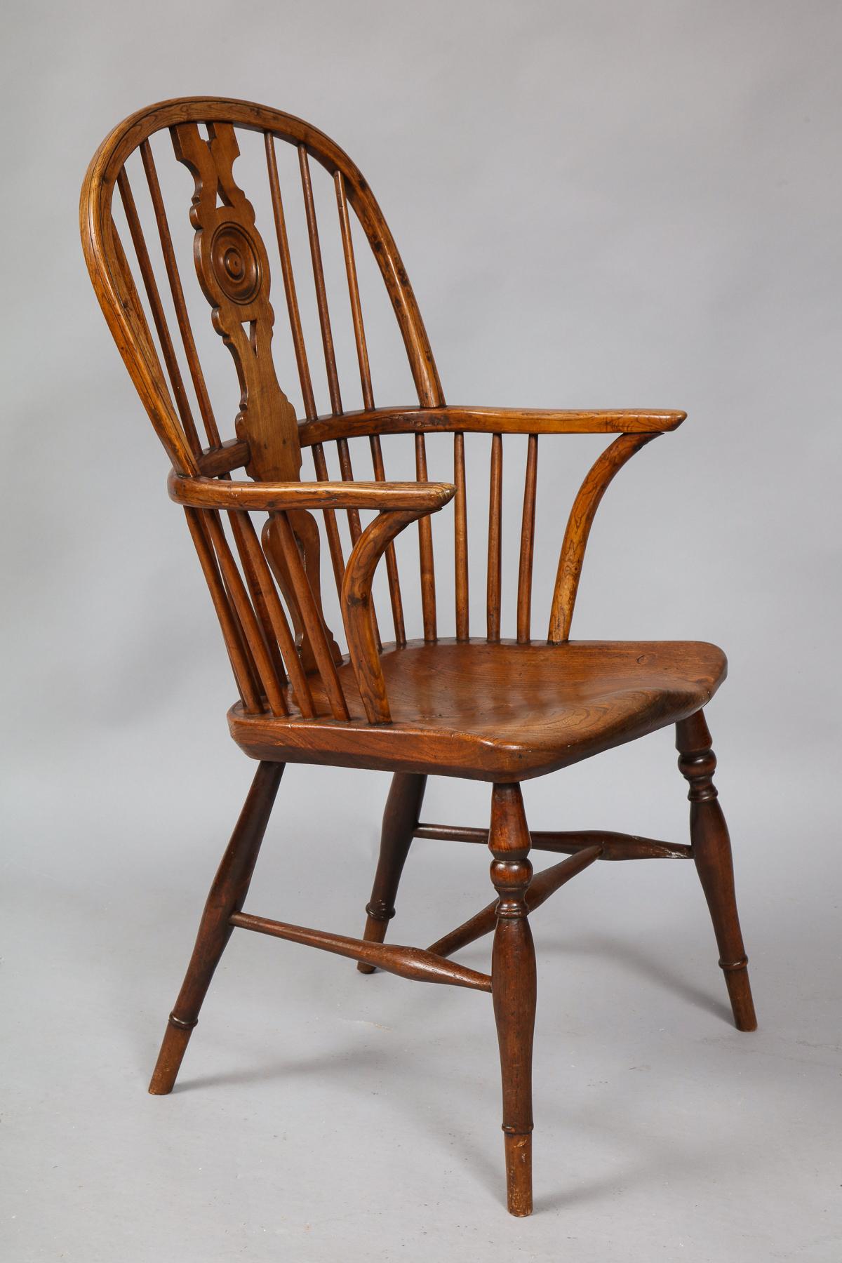 19th Century English Hoop Back Windsor Armchair In Good Condition In Greenwich, CT