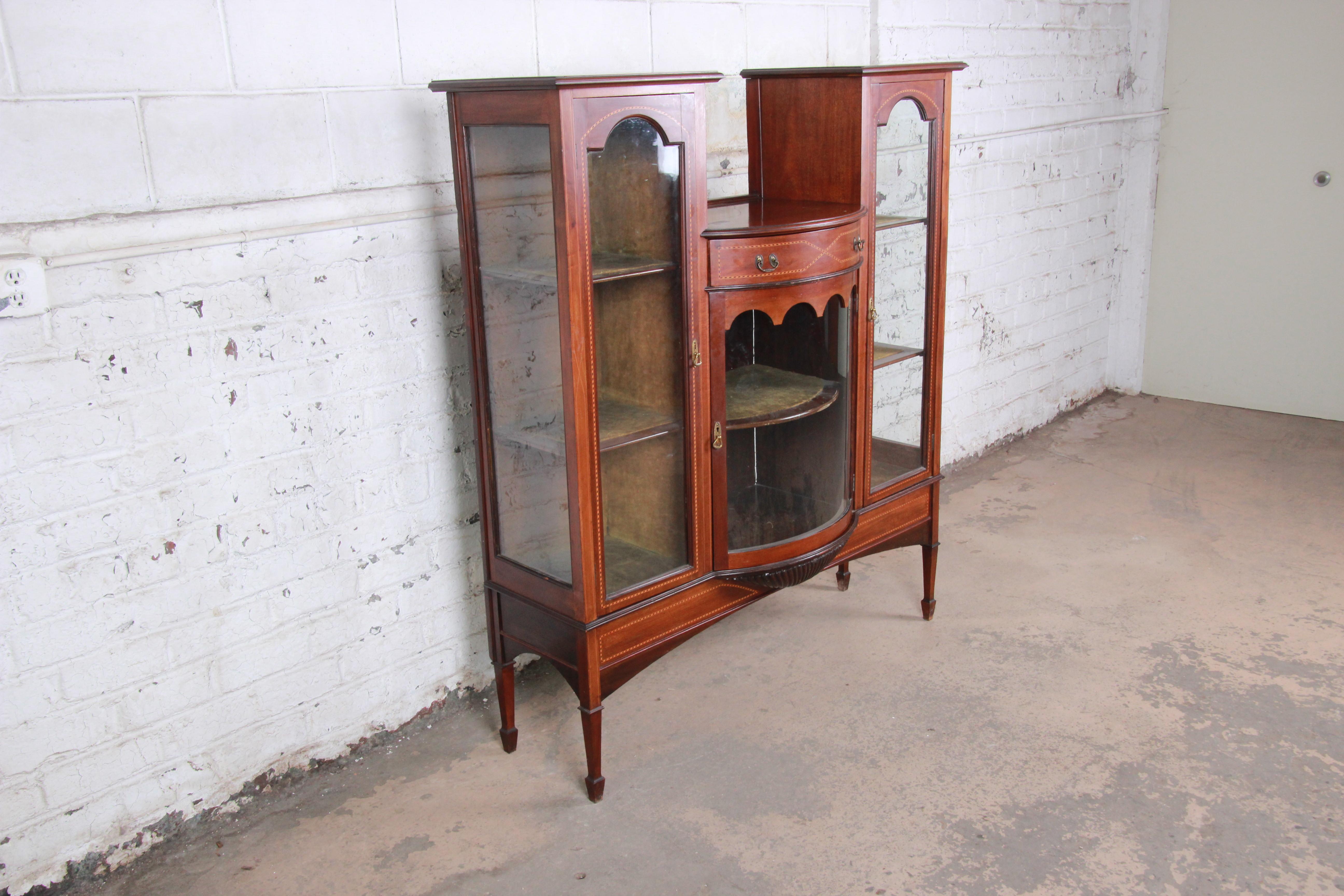 19th Century English Inlaid Mahogany Curved Glass Bookcase or Display Cabinet In Good Condition In South Bend, IN