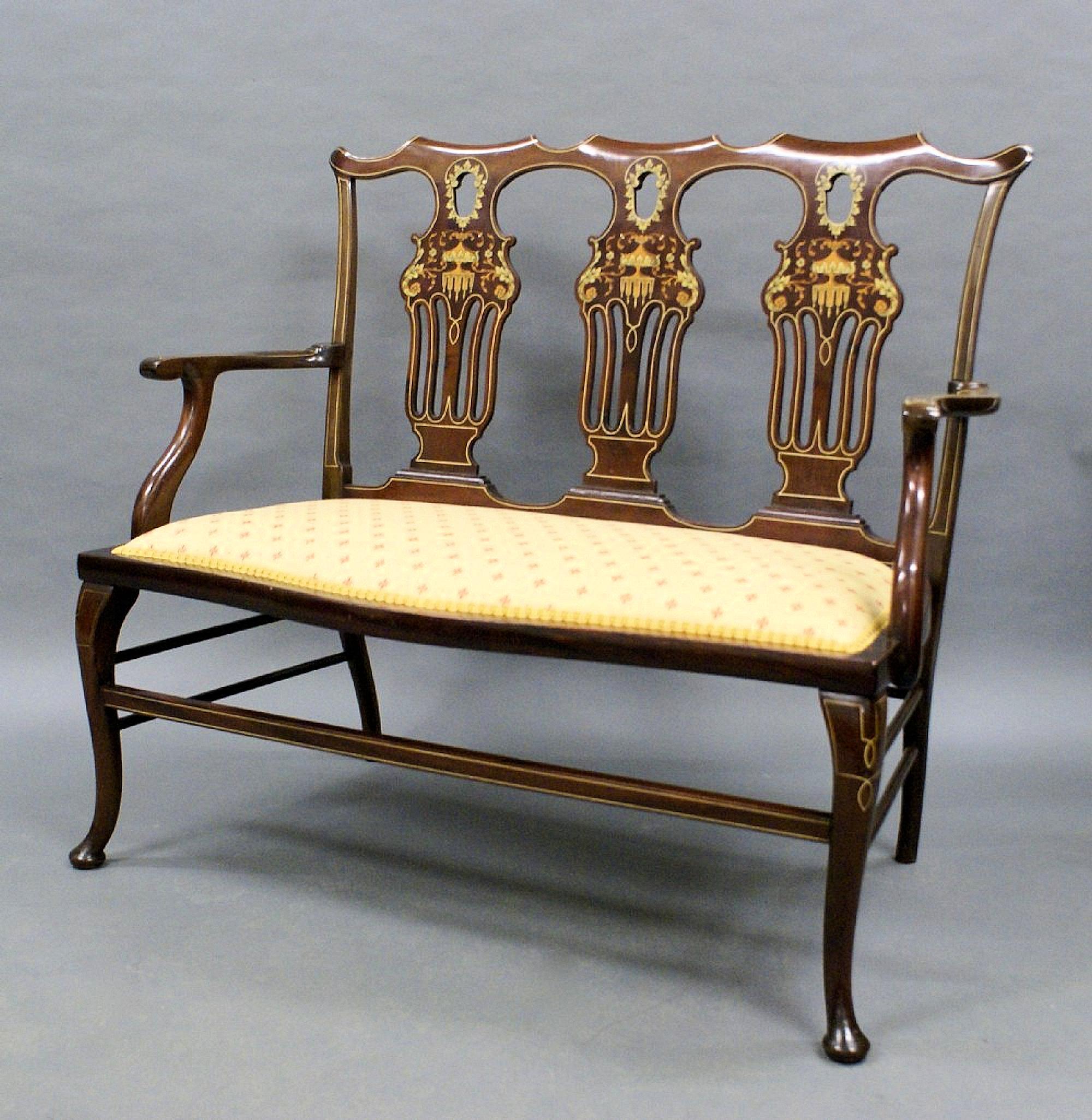 Dieses sehr attraktive und zarte Salonsofa aus Mahagoni mit Intarsien aus dem späten 19.
auf Cabriole-Beinen mit pad-Füßen, die auf allen Seiten durch Bänder verbunden sind. Die Sitzfläche wurde vor kurzem mit einem Baumwoll-Leinen-Mischgewebe