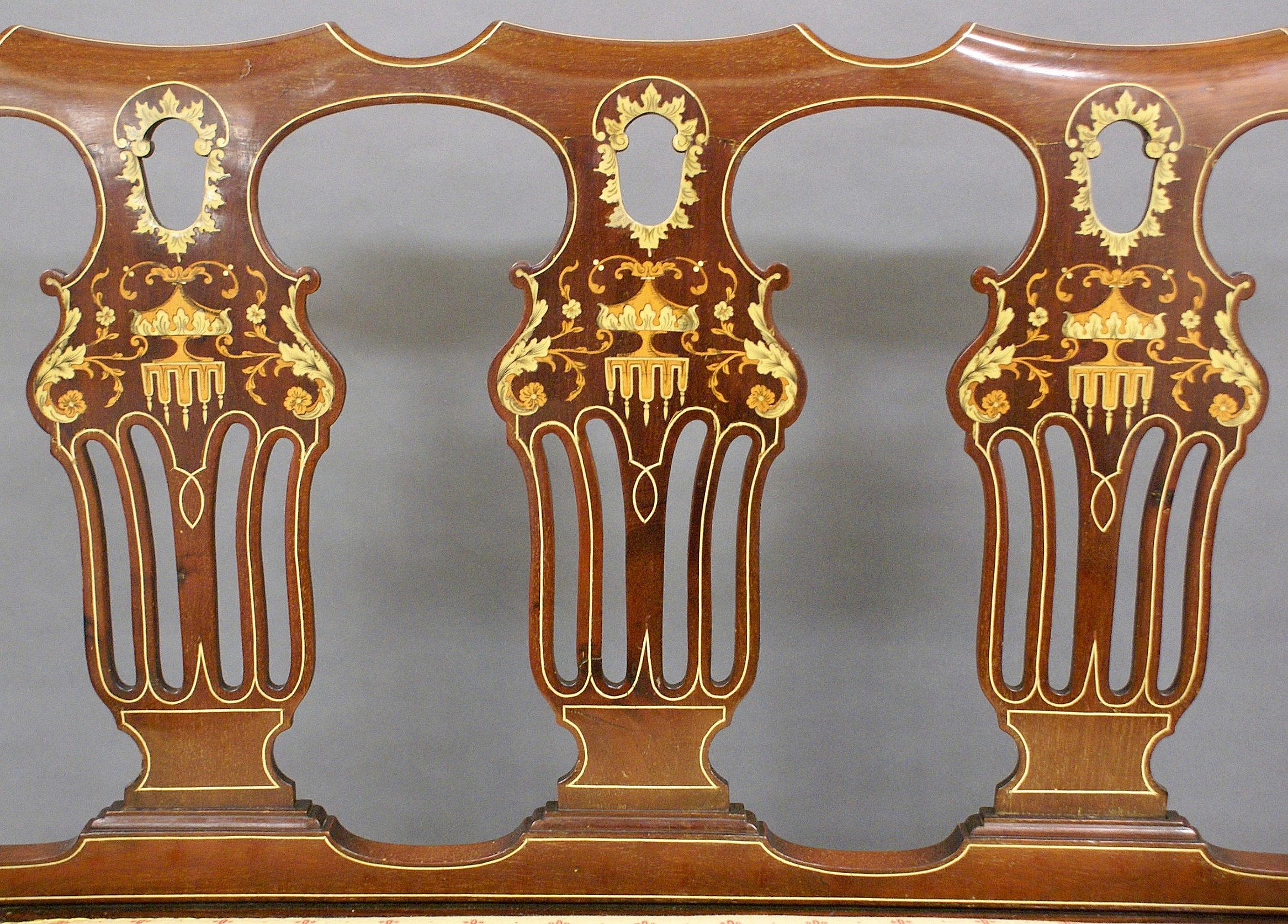 Englisches Mahagoni-Sessel mit Intarsien aus dem 19. Jahrhundert (Britisch) im Angebot
