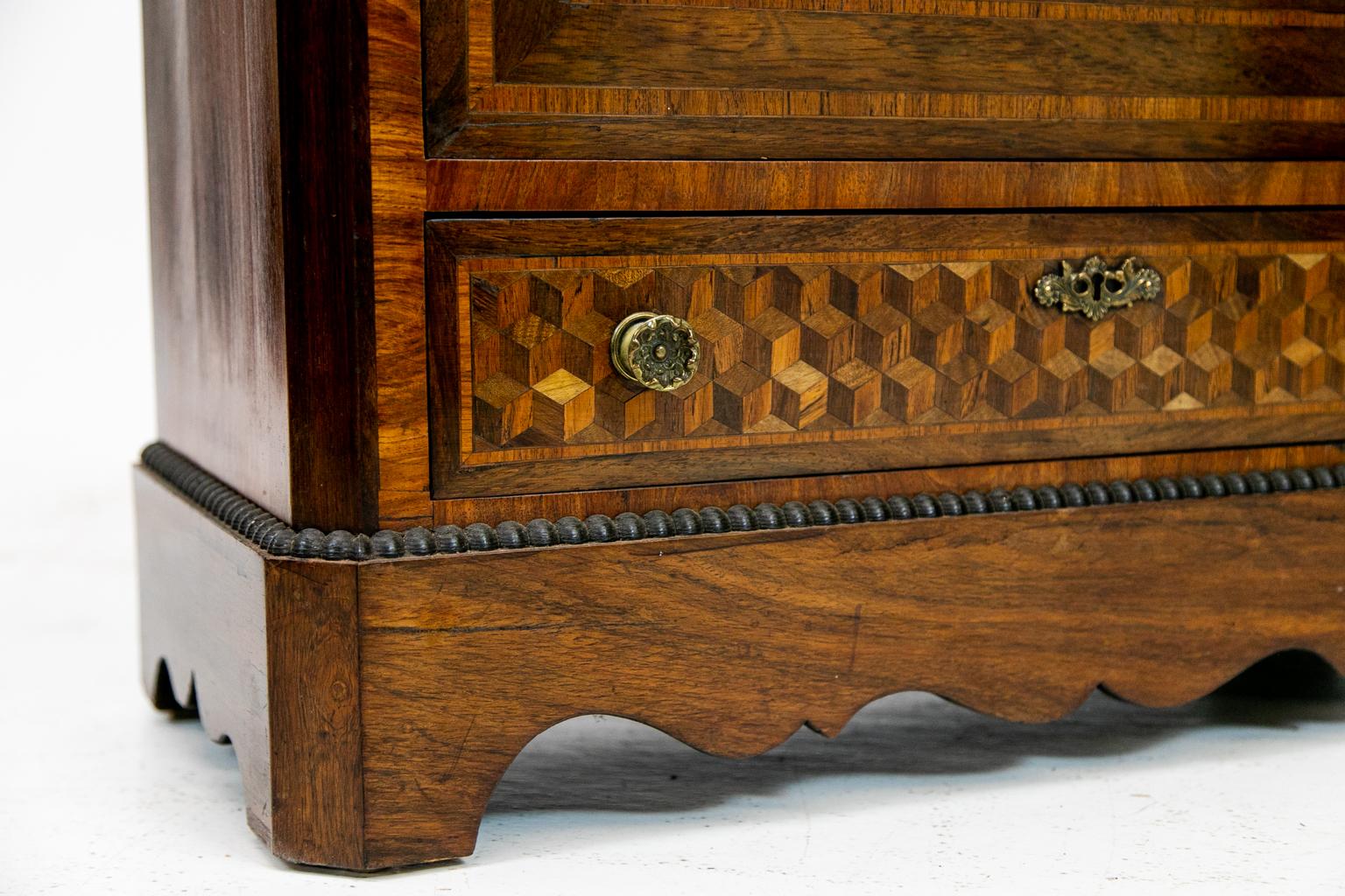 19. Jahrhundert Englisch Intarsien Miniature Armoire Cabinet im Zustand „Gut“ in Wilson, NC