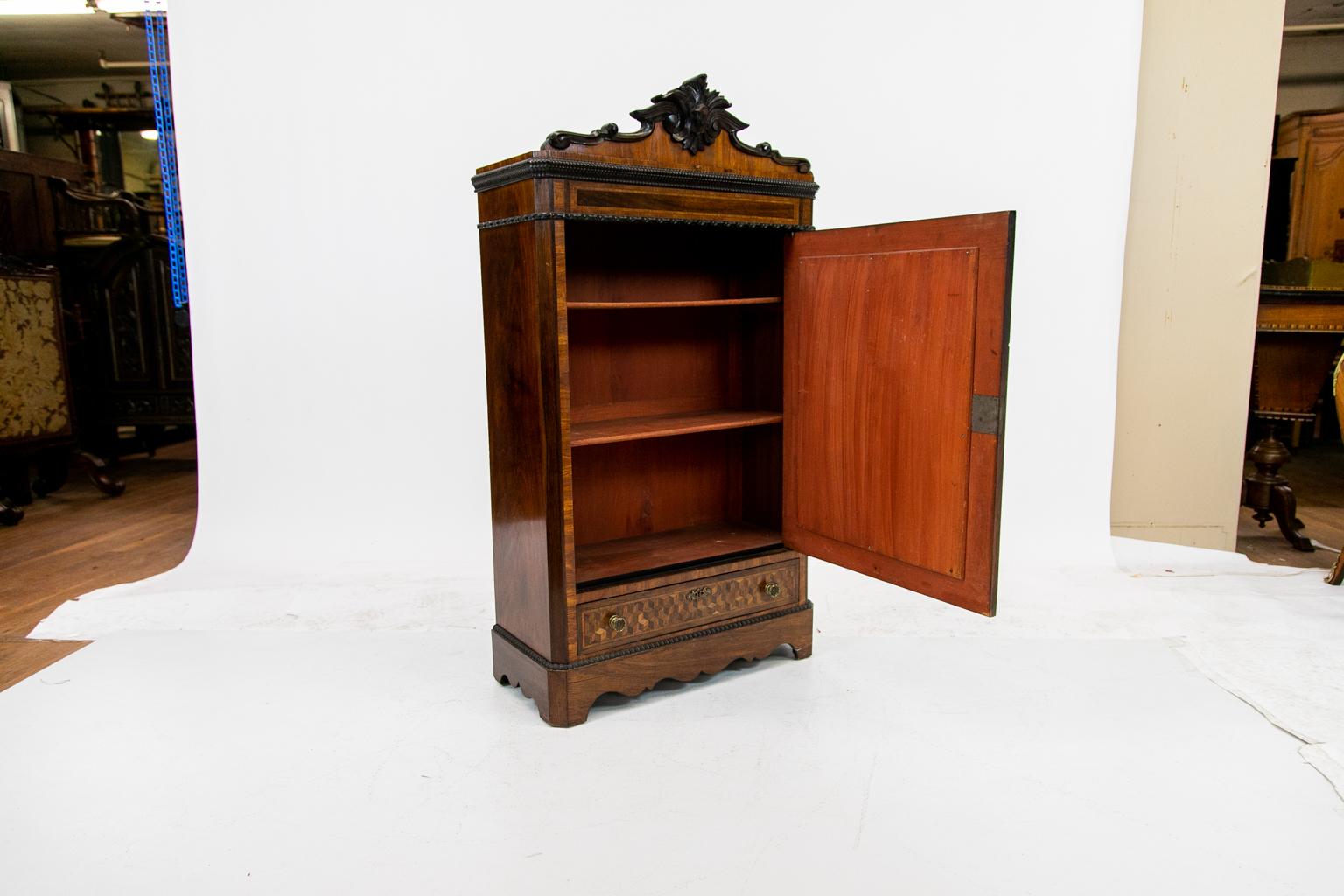 19. Jahrhundert Englisch Intarsien Miniature Armoire Cabinet (Mittleres 19. Jahrhundert)