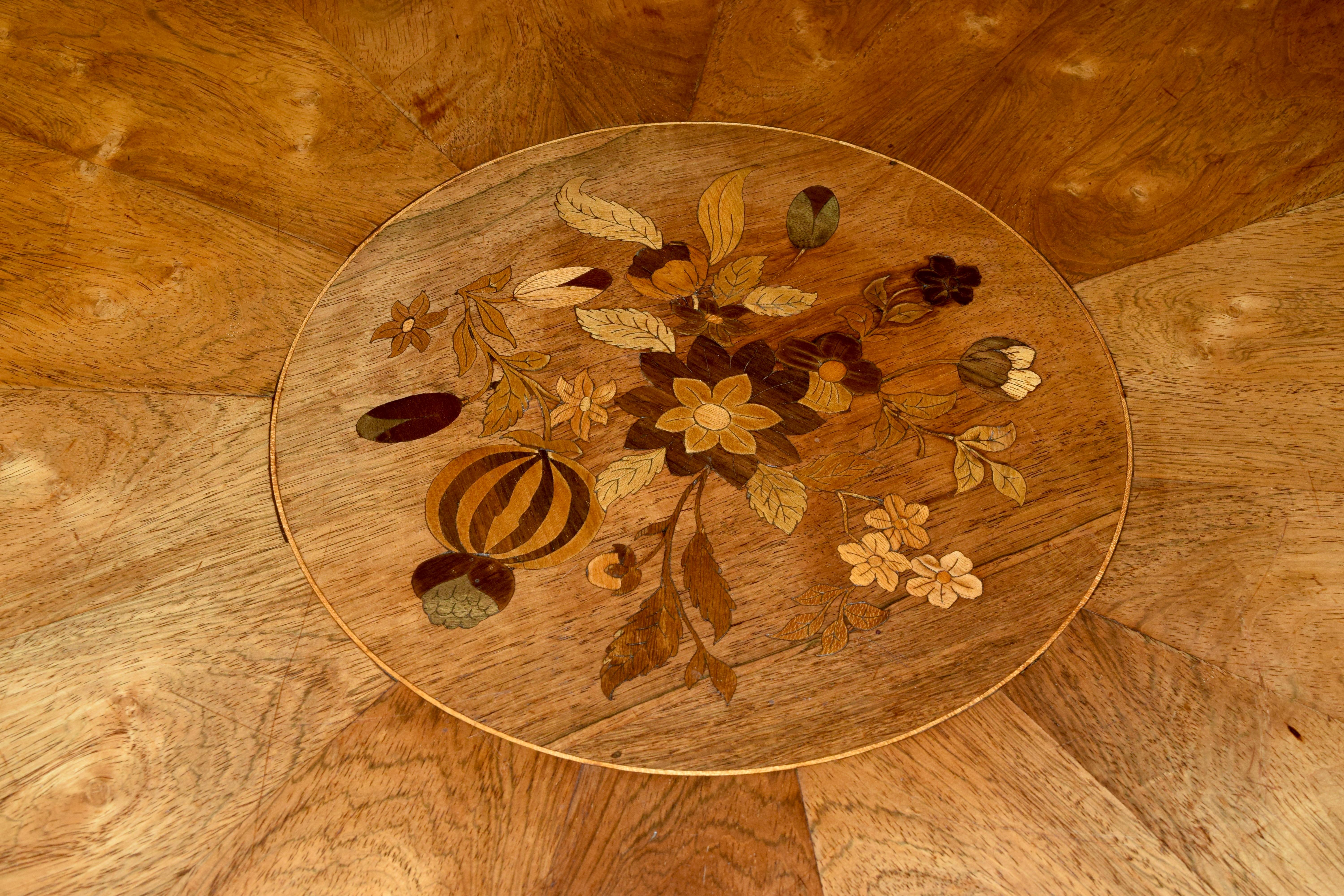 Table à plateau basculant incrustée anglaise du 19ème siècle en vente 7