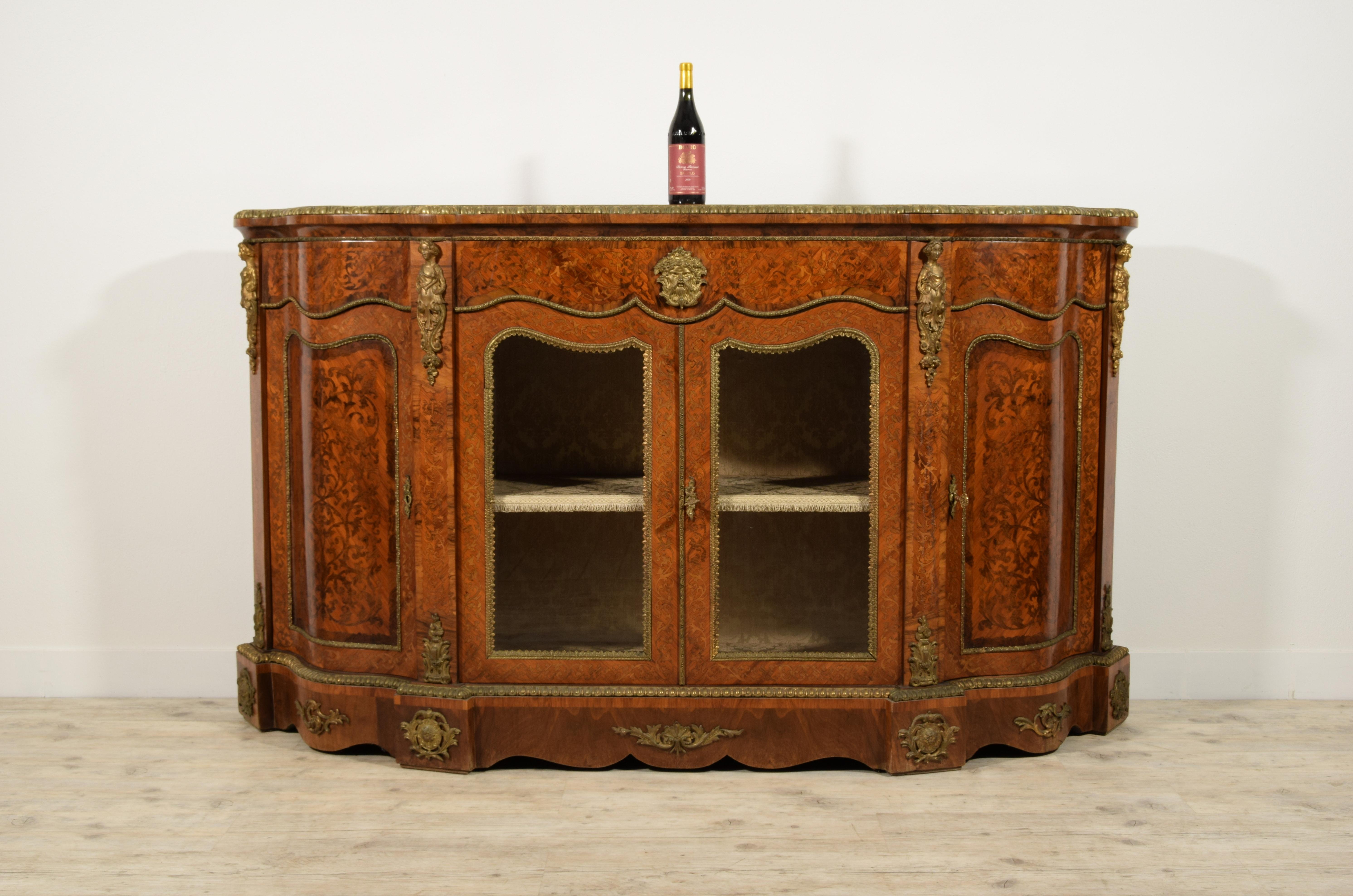 Inlaid wood sideboard with gilt bronzes
England, 19th century, Napoleon III

This elegant sideboard is made of wood veneered in walnut wood with refined inlays to form ornaments with phytomorphic motifs. 
The half-moon structure is moved. The