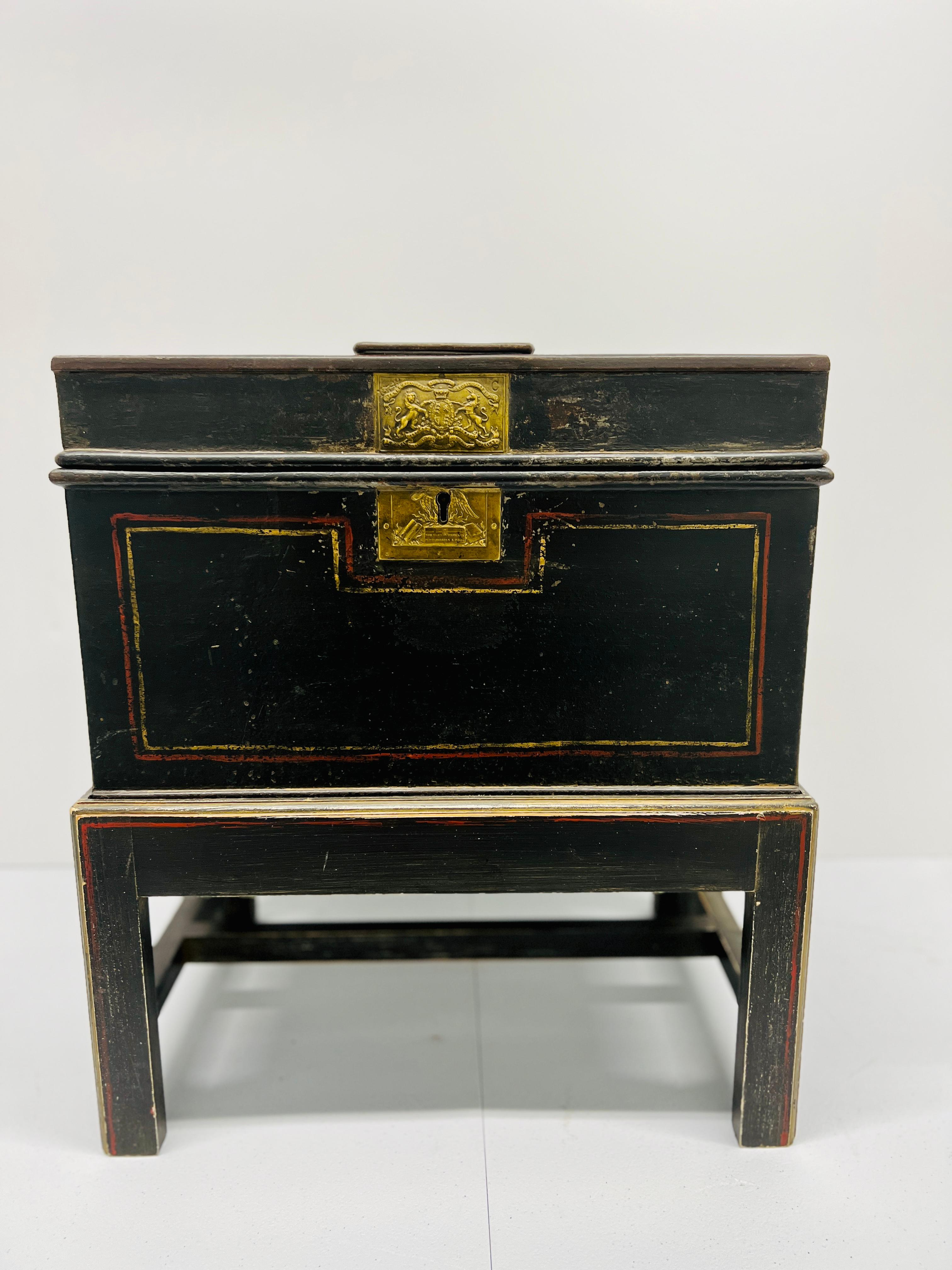 Dieser englische Eisentresor aus dem 19. Jahrhundert, hergestellt von Thomas Milner & Son aus Liverpool, ist ein außergewöhnliches Beispiel für eine sichere Aufbewahrung aus der viktorianischen Zeit. Thomas Milner & Son war bekannt für seine