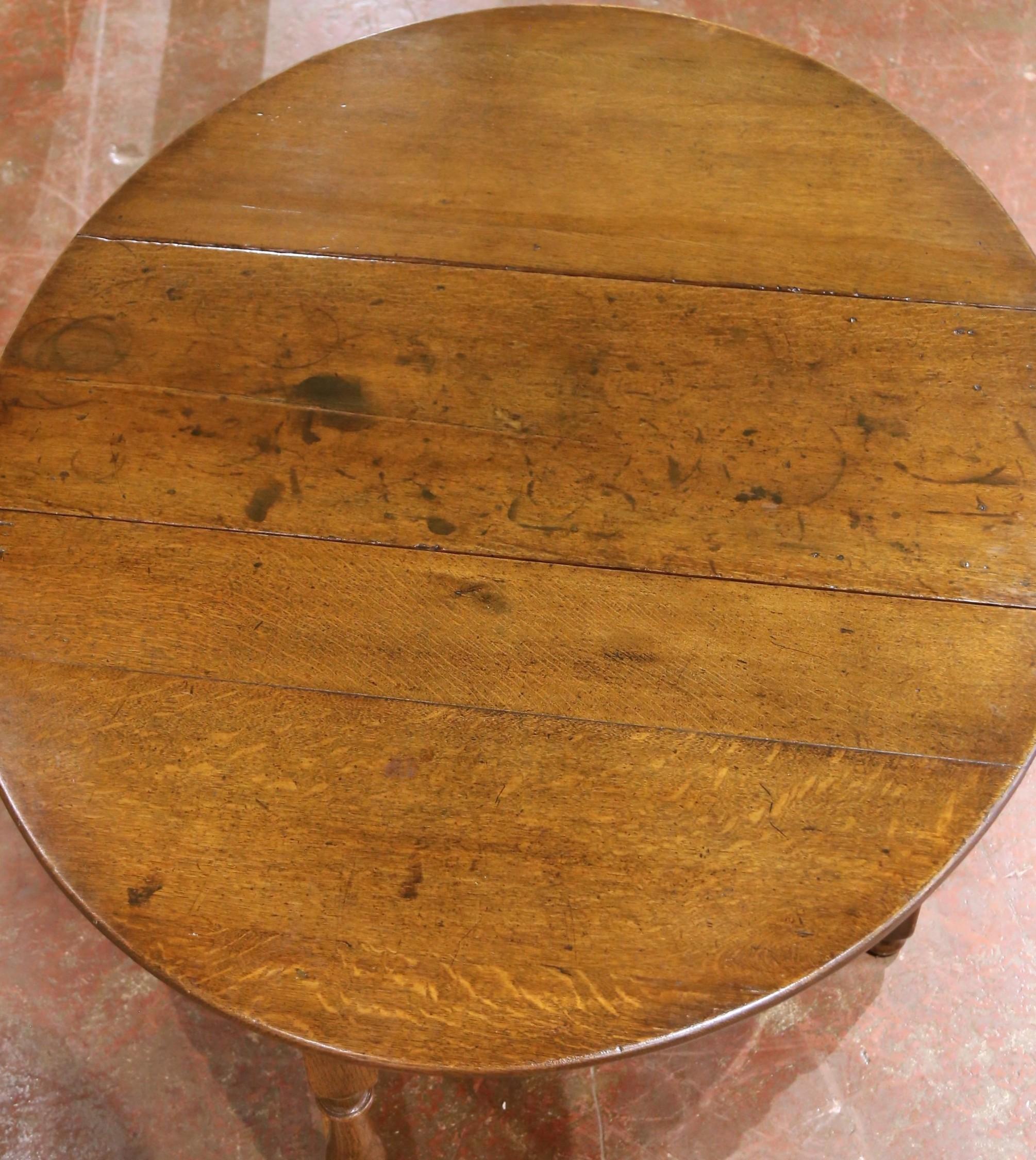 19th Century English Jacobean Carved Oak Gateleg Drop-Leaf Table with Six Legs For Sale 6