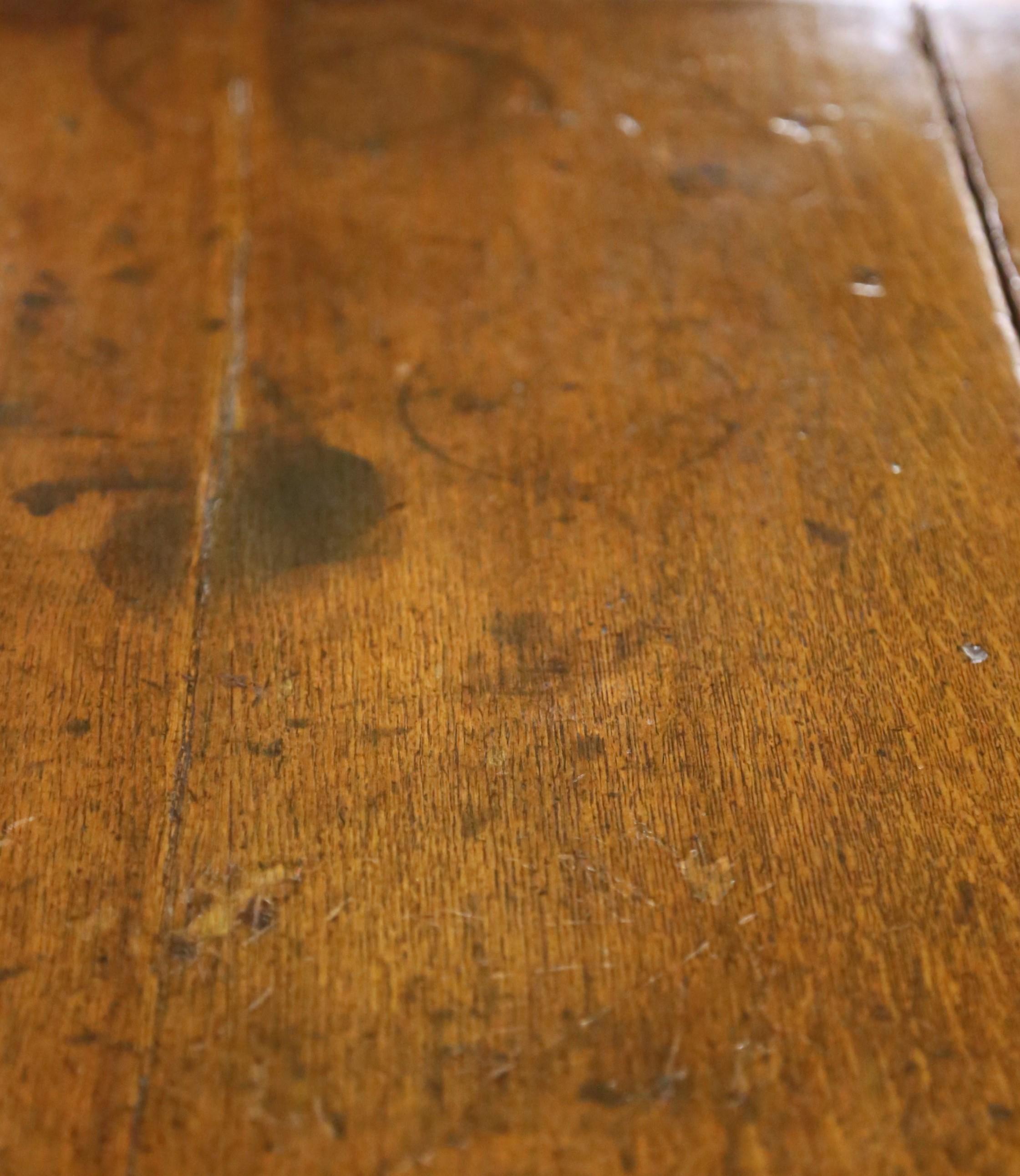 19th Century English Jacobean Carved Oak Gateleg Drop-Leaf Table with Six Legs For Sale 7