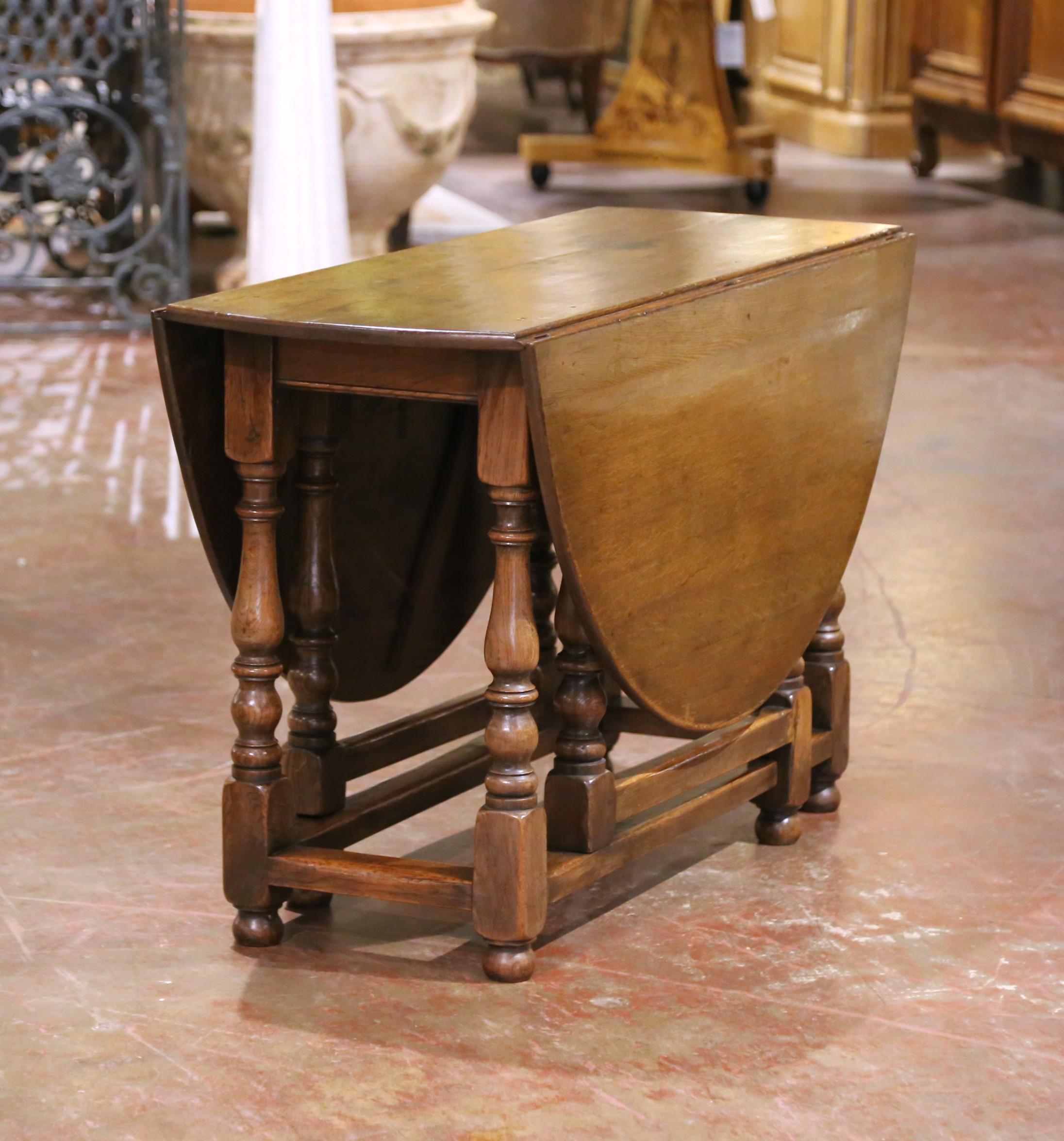19th Century English Jacobean Carved Oak Gateleg Drop-Leaf Table with Six Legs In Excellent Condition For Sale In Dallas, TX