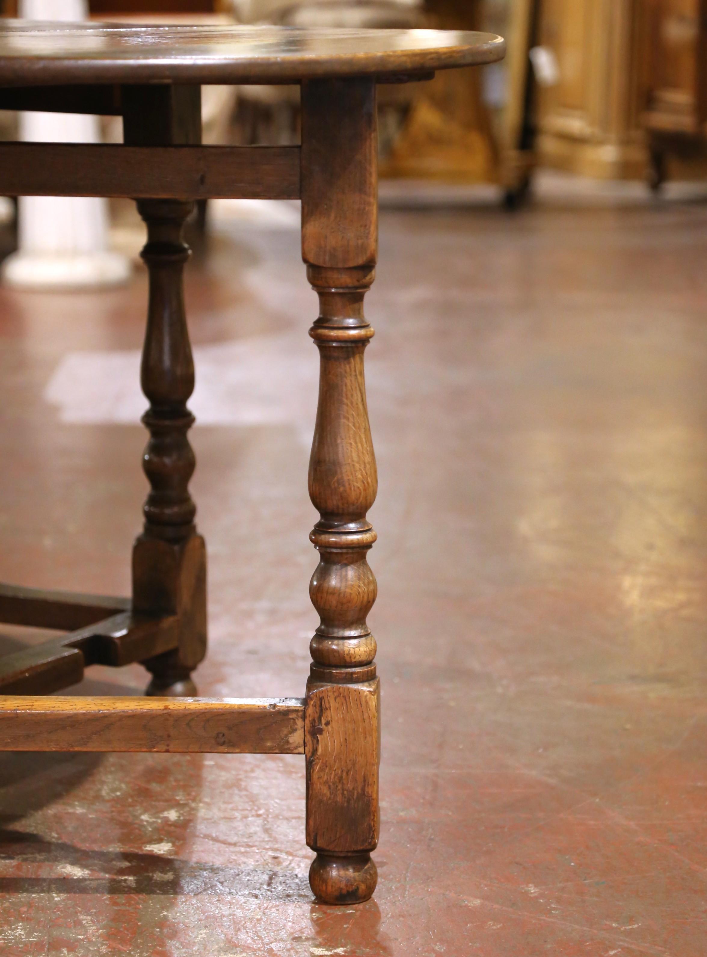 19th Century English Jacobean Carved Oak Gateleg Drop-Leaf Table with Six Legs For Sale 2