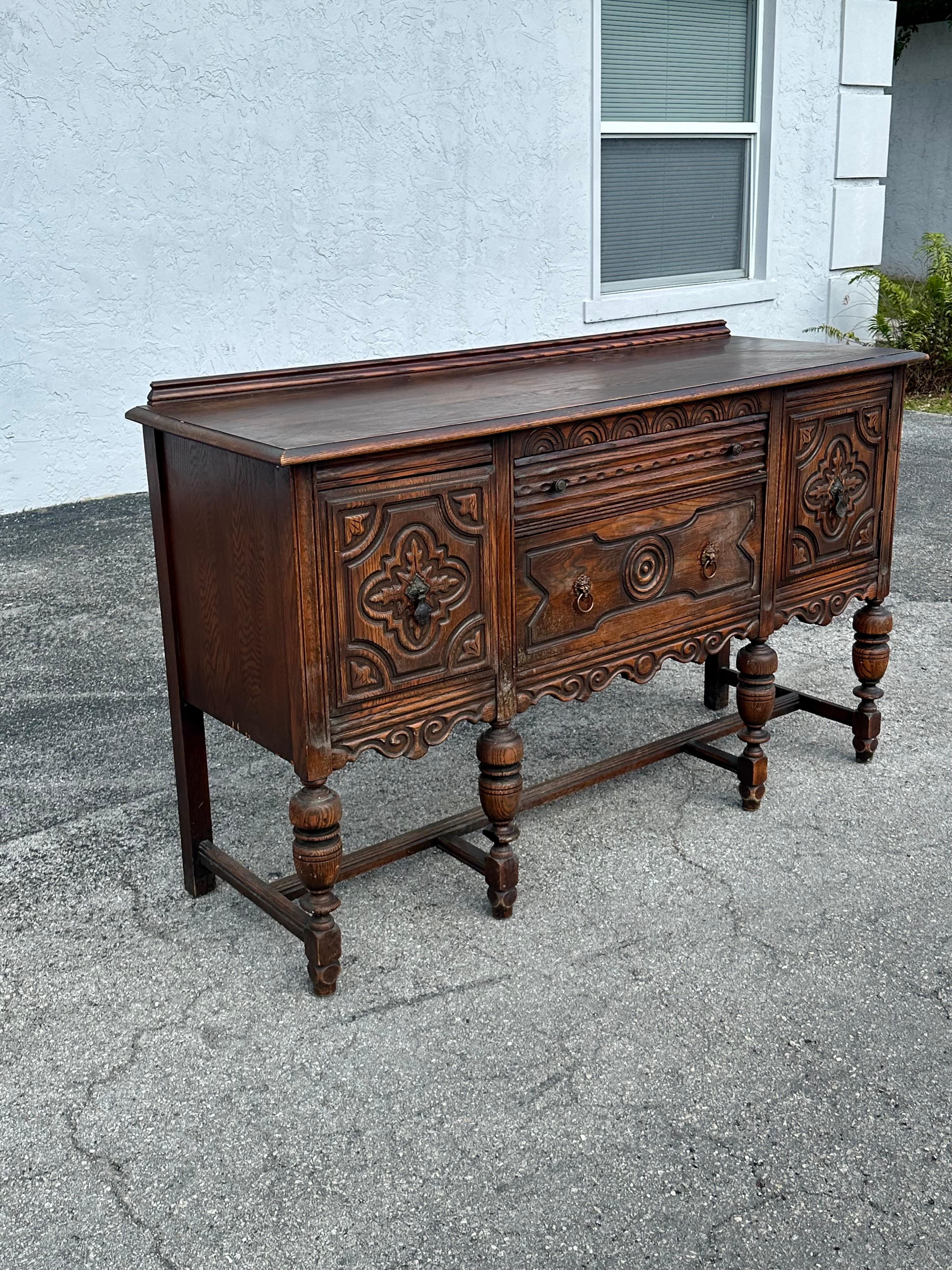 Inglese Credenza e credenza in legno intagliato del XIX secolo in stile giacobino inglese in vendita