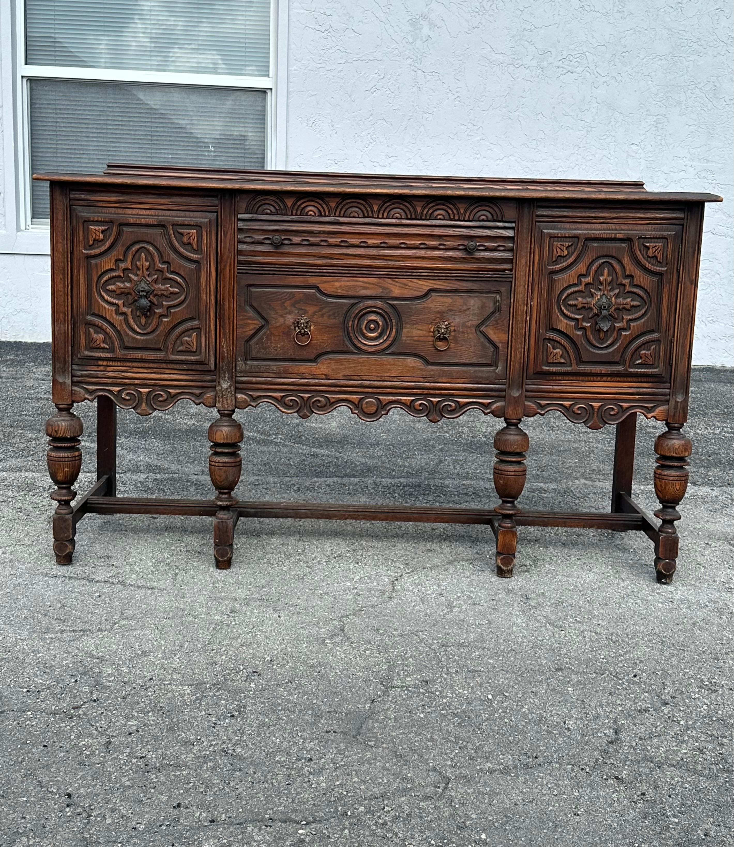 Credenza e credenza in legno intagliato del XIX secolo in stile giacobino inglese In condizioni buone in vendita a Fort Lauderdale, FL